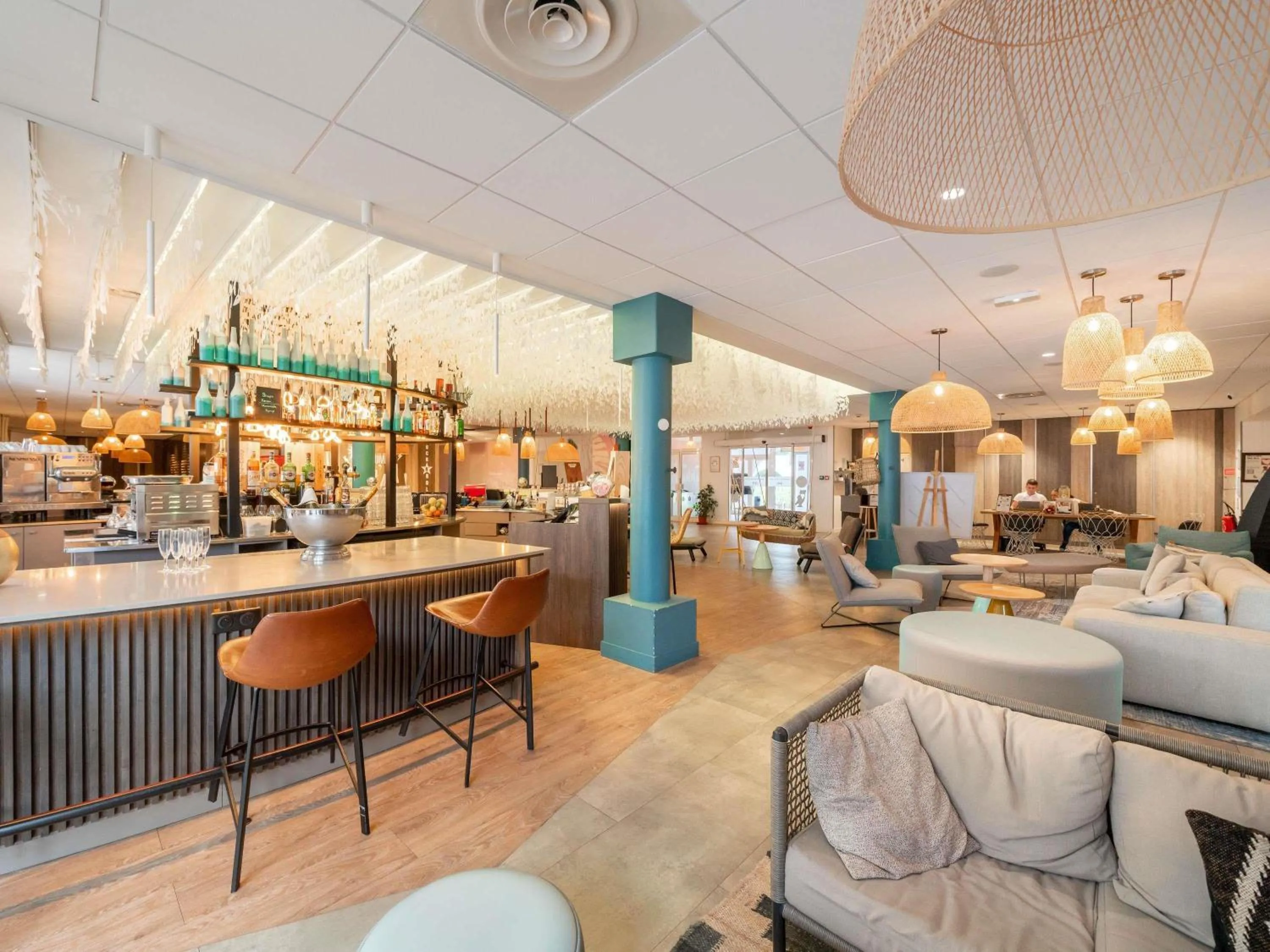 Lounge or bar in Mercure Antibes Sophia Antipolis