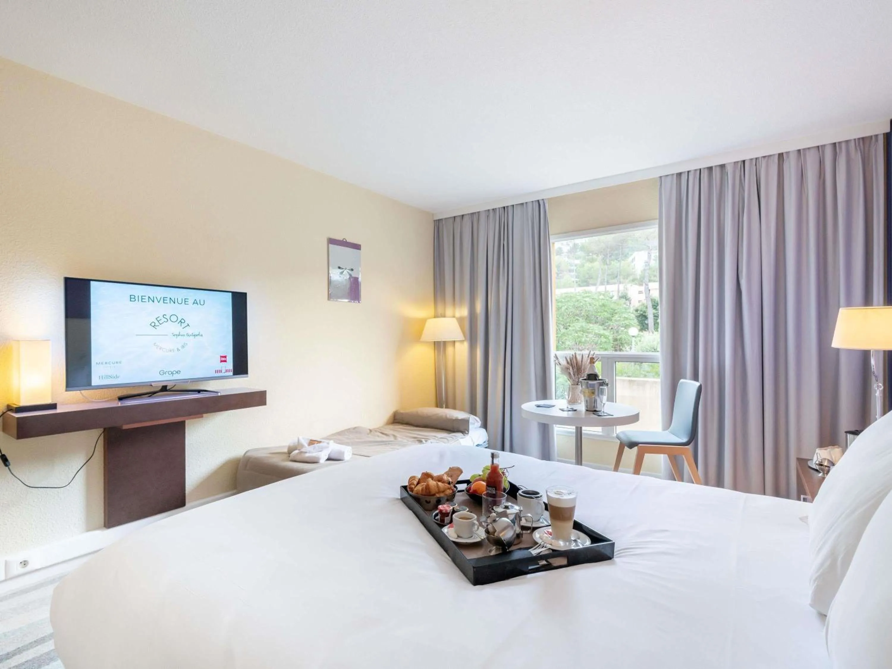 Bedroom, Bed in Mercure Antibes Sophia Antipolis