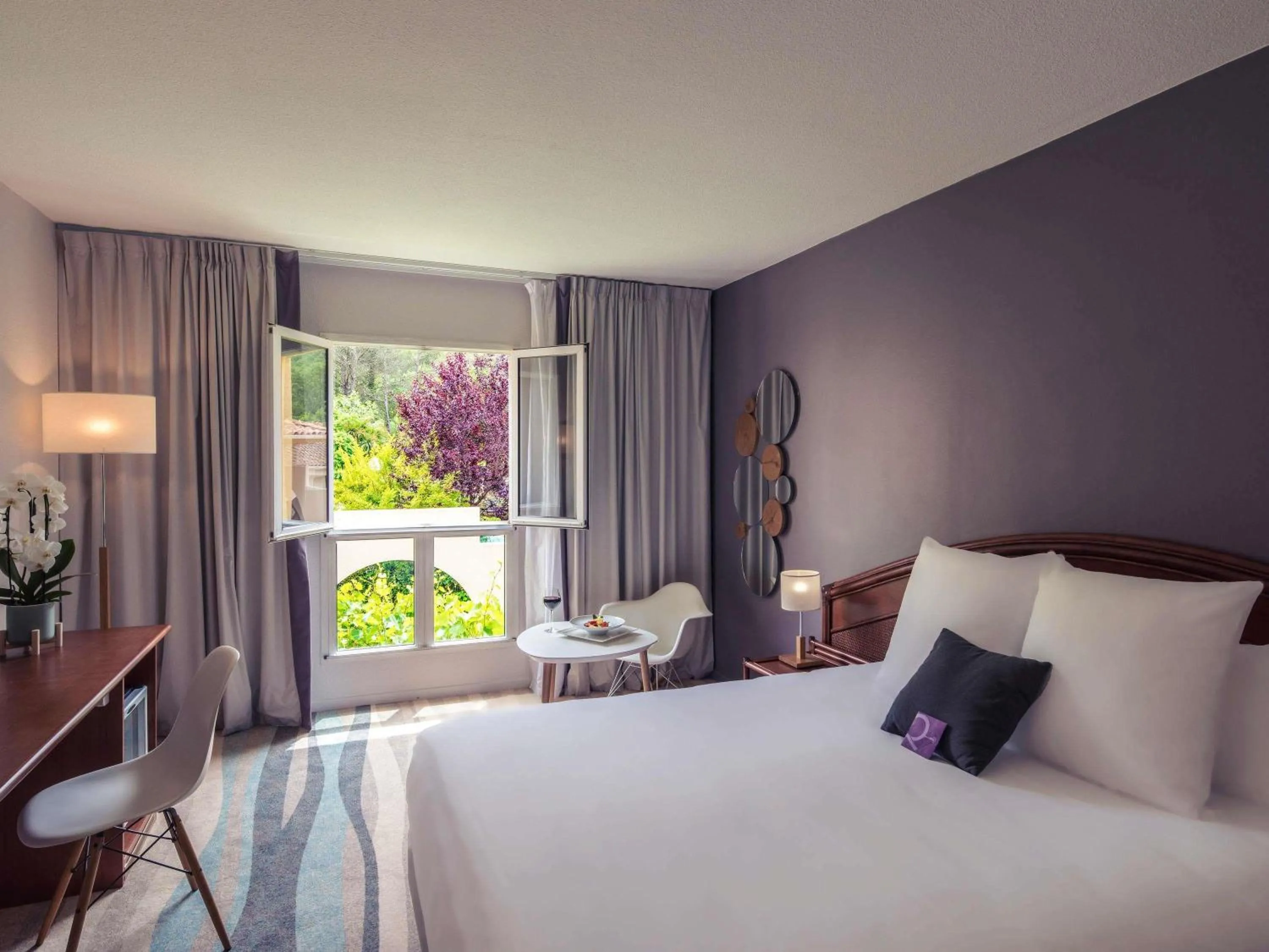 Bedroom, Bed in Mercure Antibes Sophia Antipolis