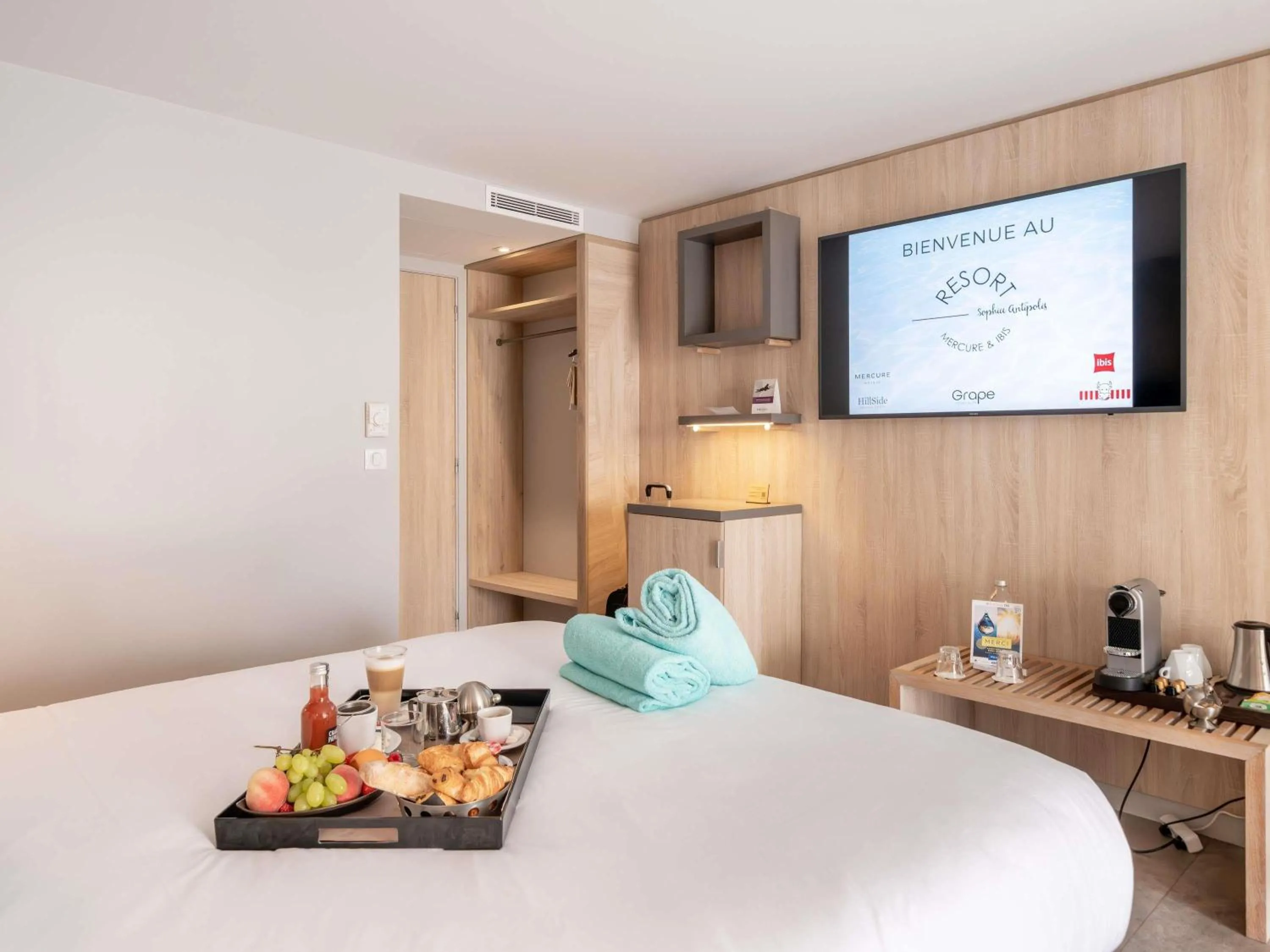 Bedroom, Bed in Mercure Antibes Sophia Antipolis