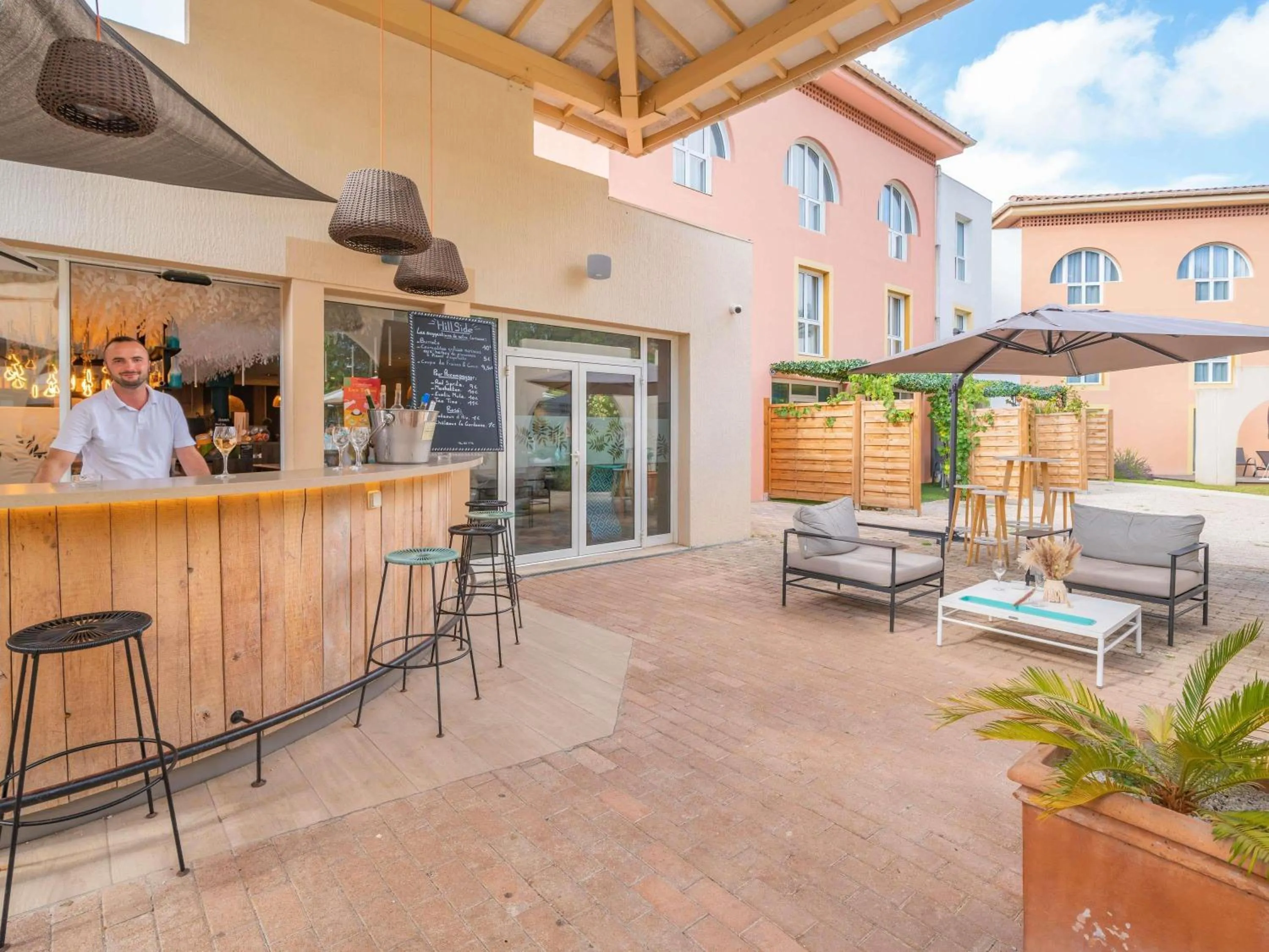 Lounge or bar in Mercure Antibes Sophia Antipolis