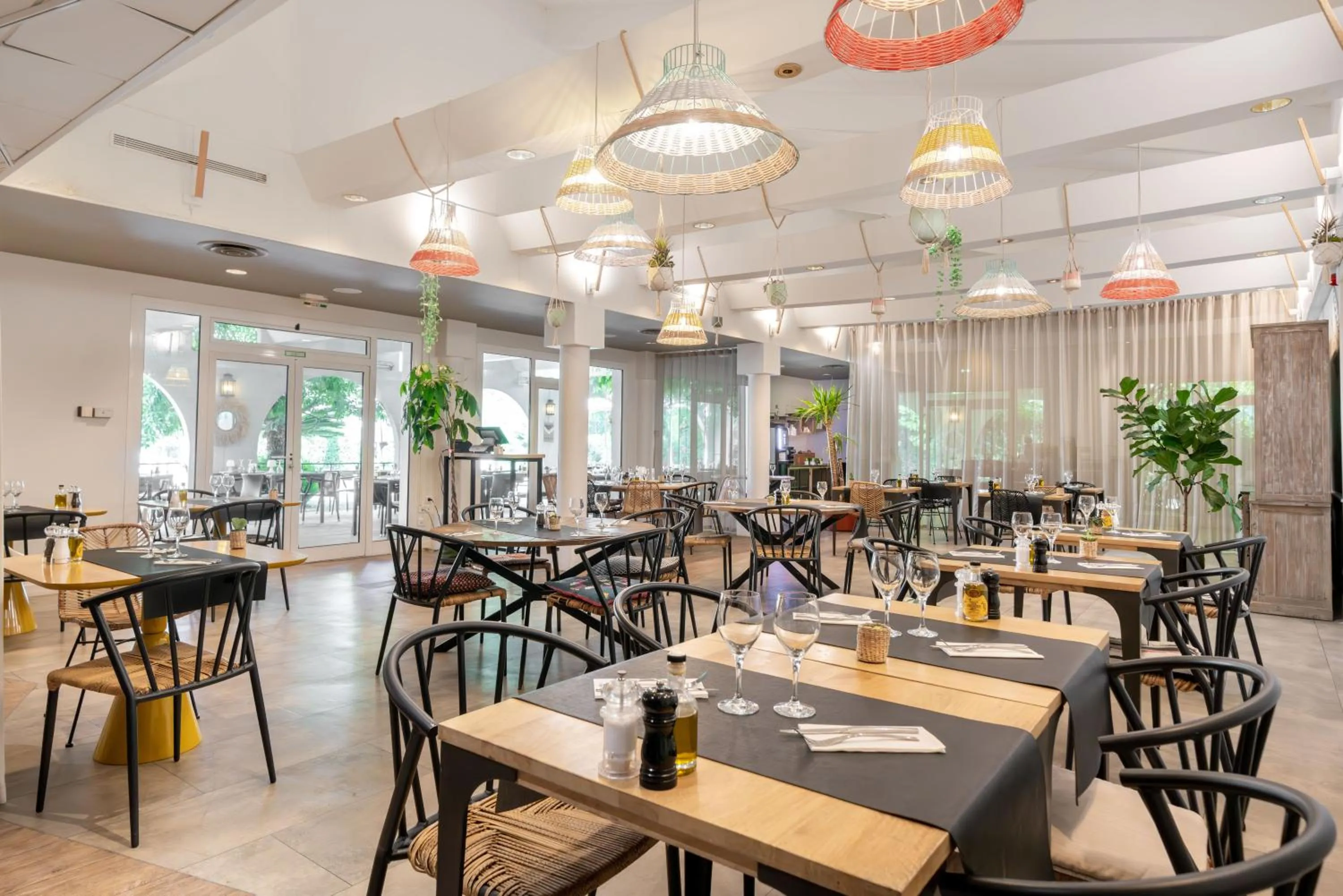 Restaurant/places to eat in Mercure Antibes Sophia Antipolis