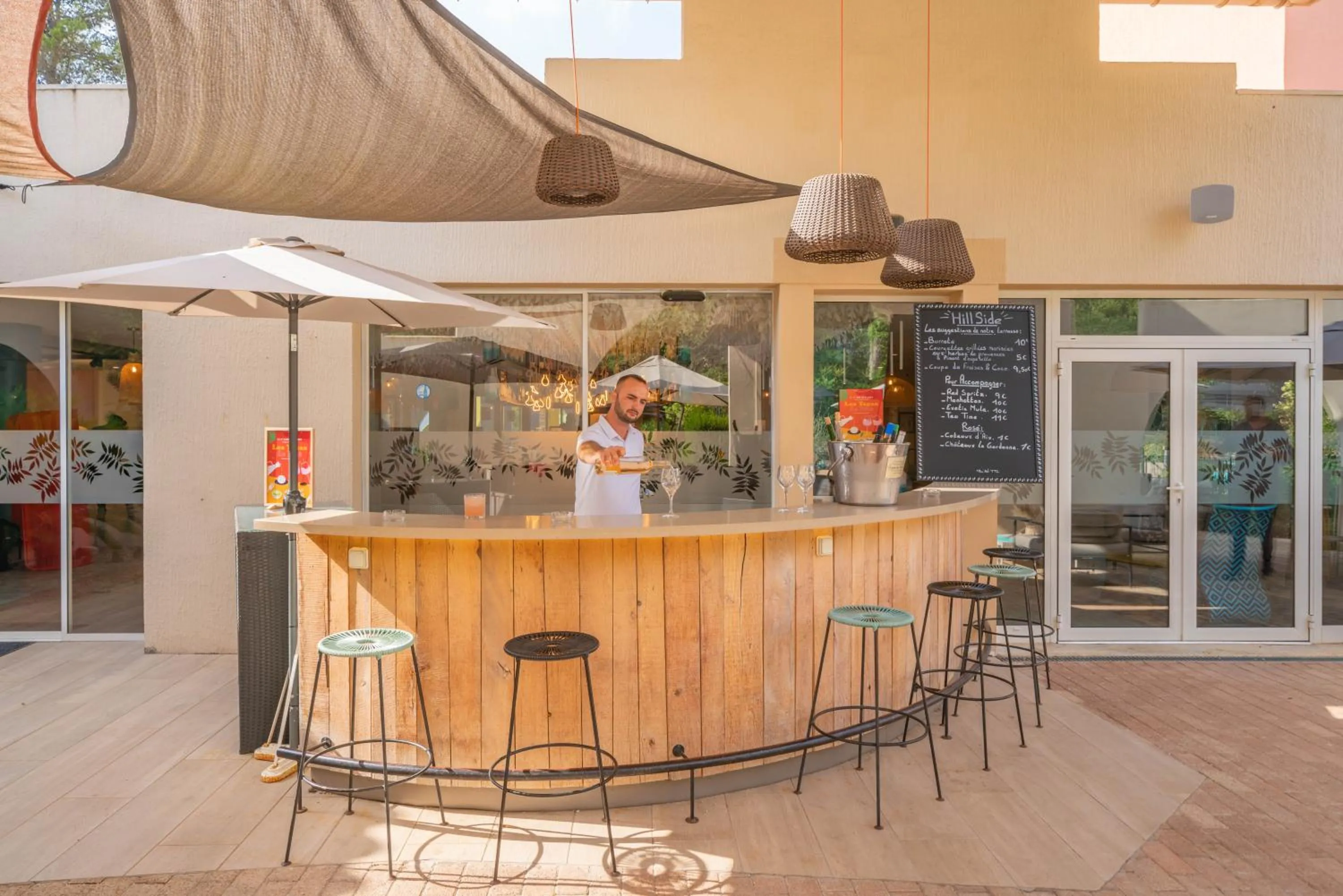 Lounge or bar in Mercure Antibes Sophia Antipolis