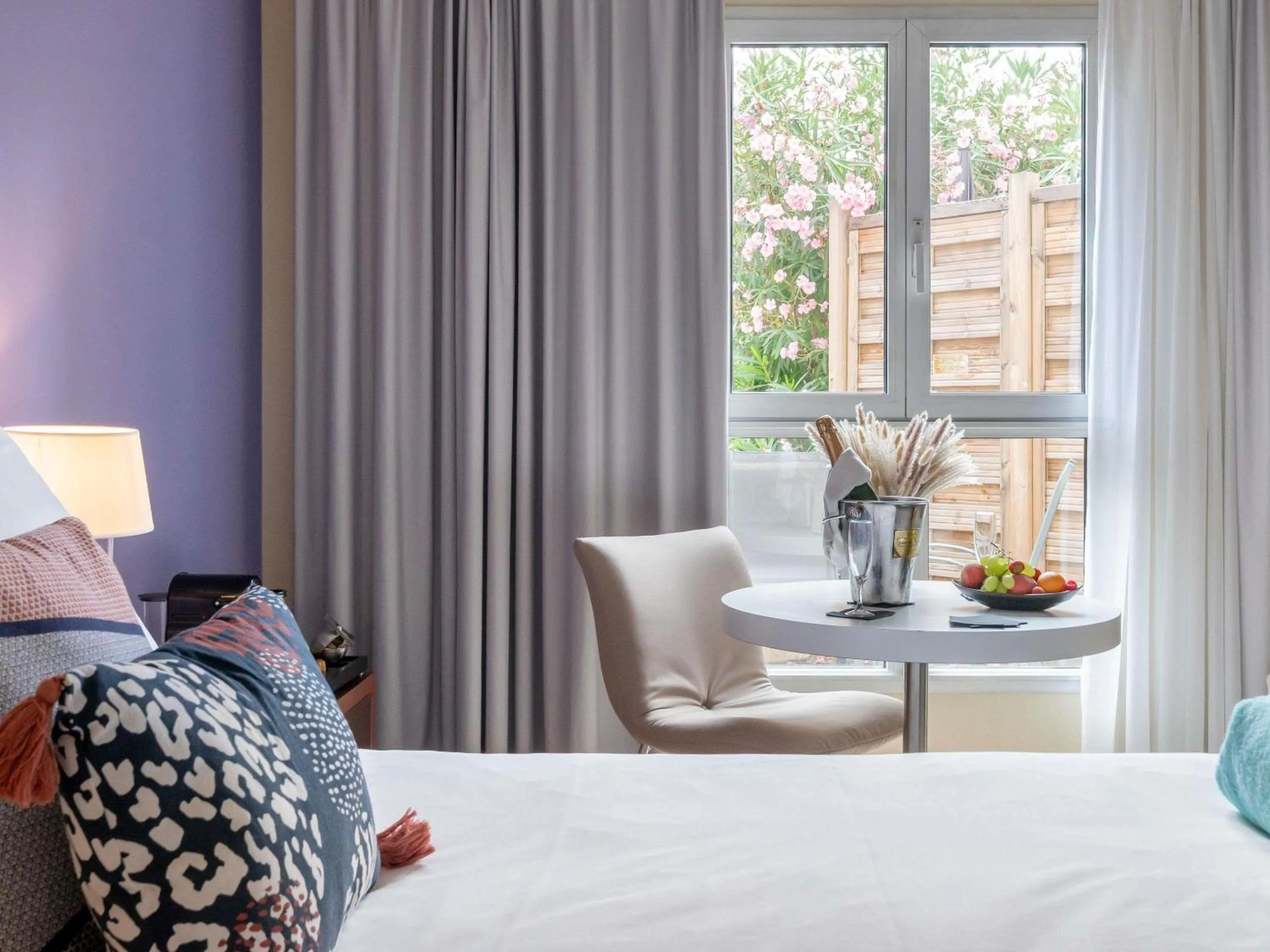 Bedroom, Bed in Mercure Antibes Sophia Antipolis