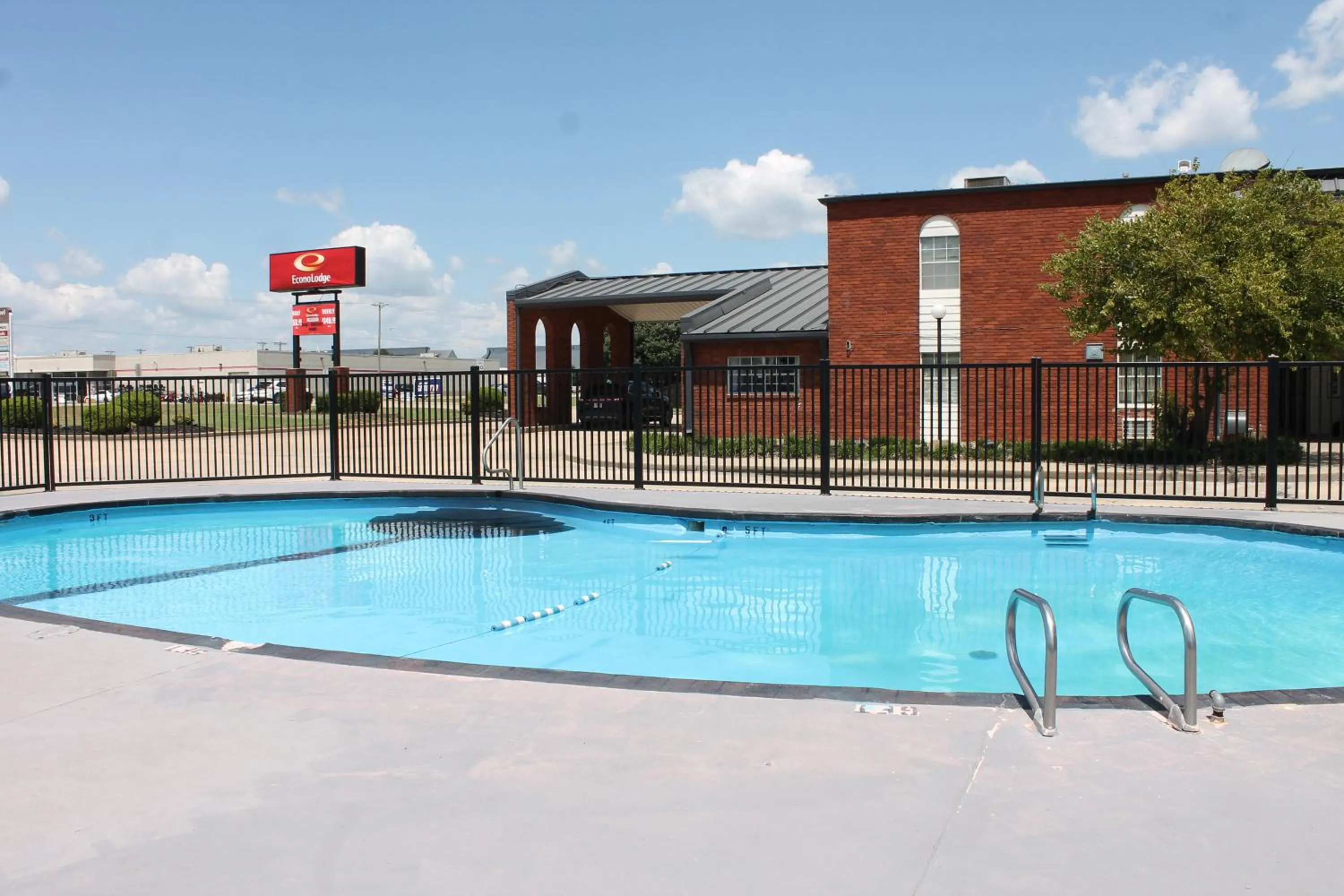 Pool view in Americas Best Value Inn Kennett