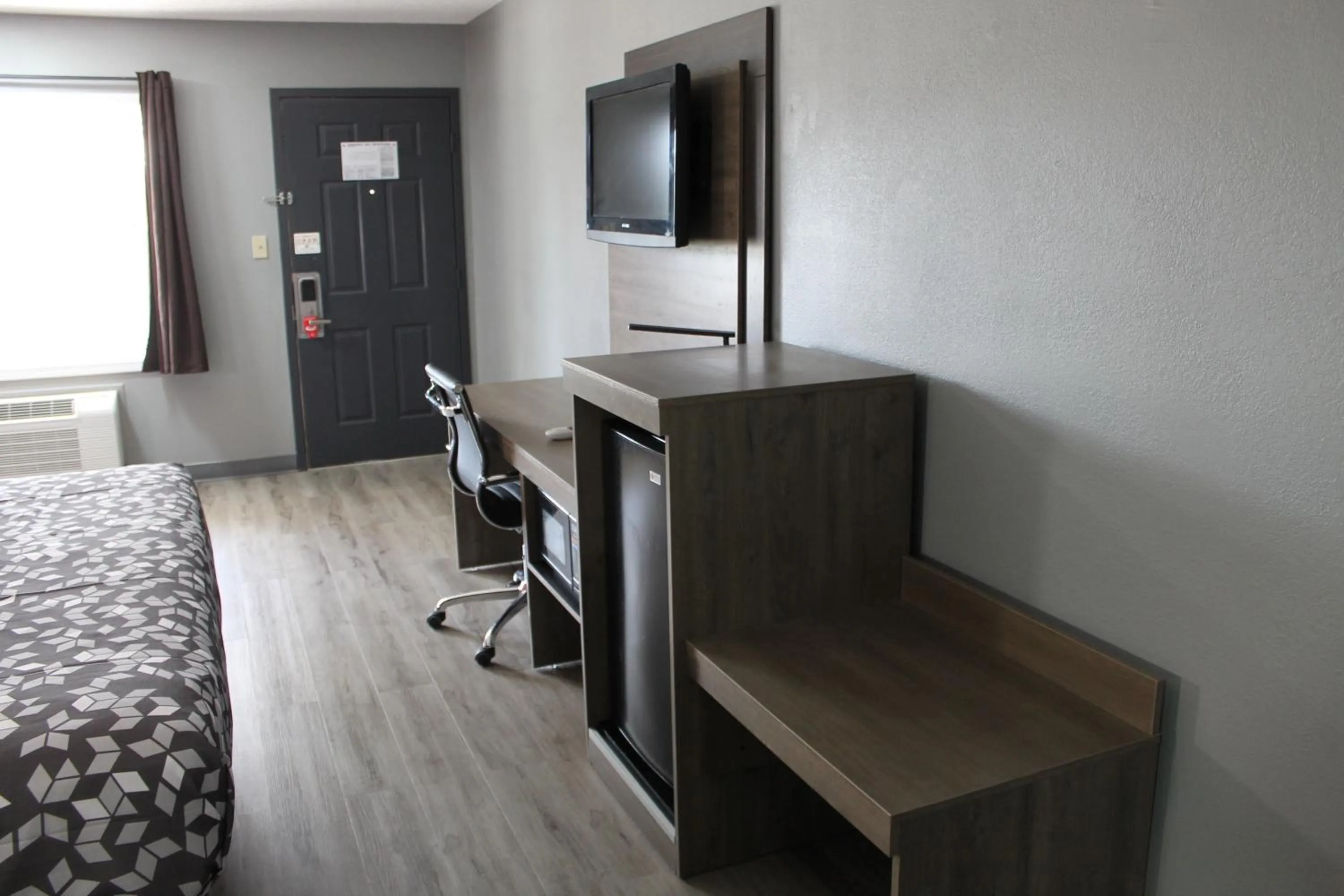 TV/Entertainment Center in Americas Best Value Inn Kennett