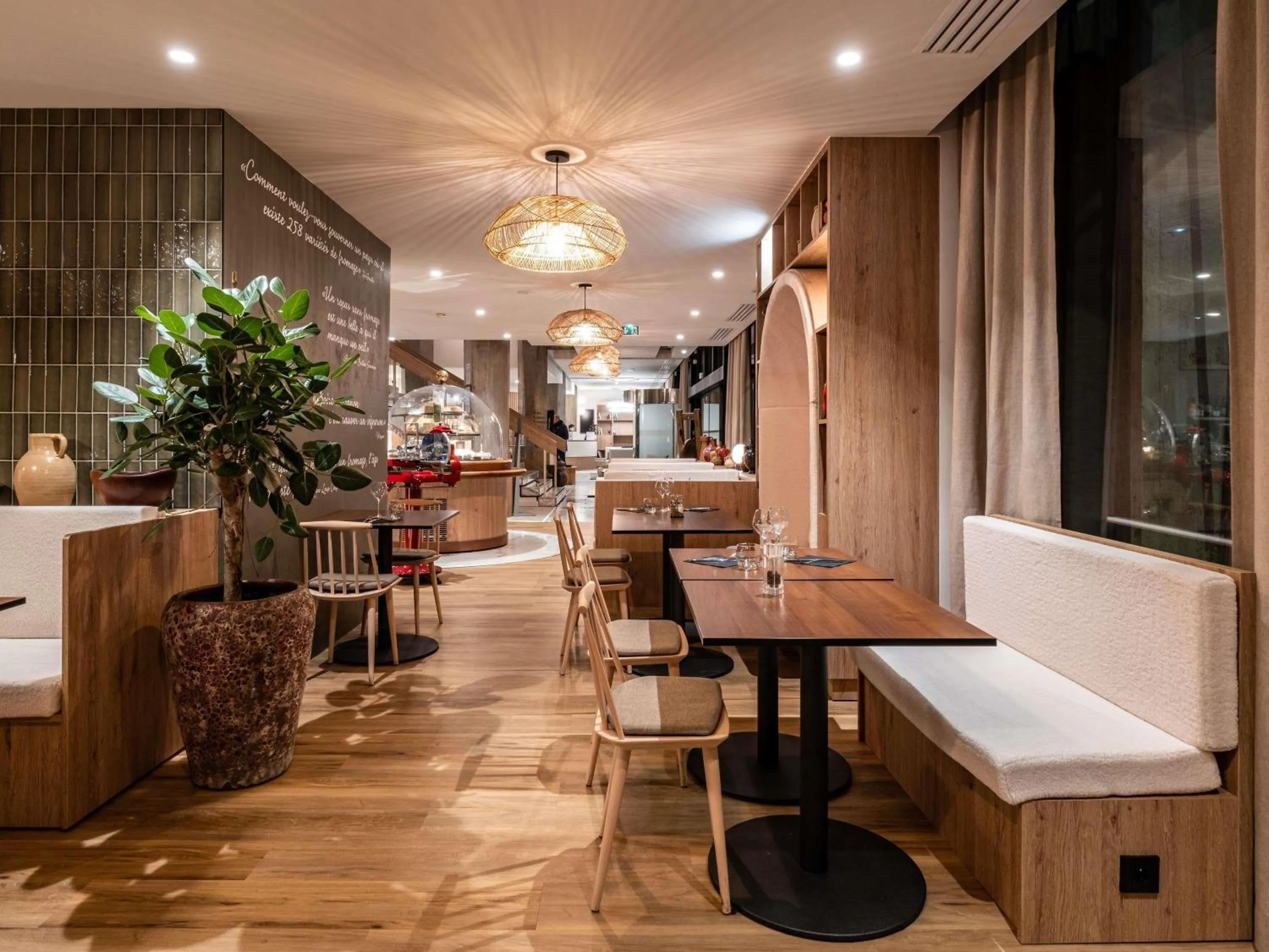 Restaurant/places to eat in Mercure Grenoble Centre Alpotel