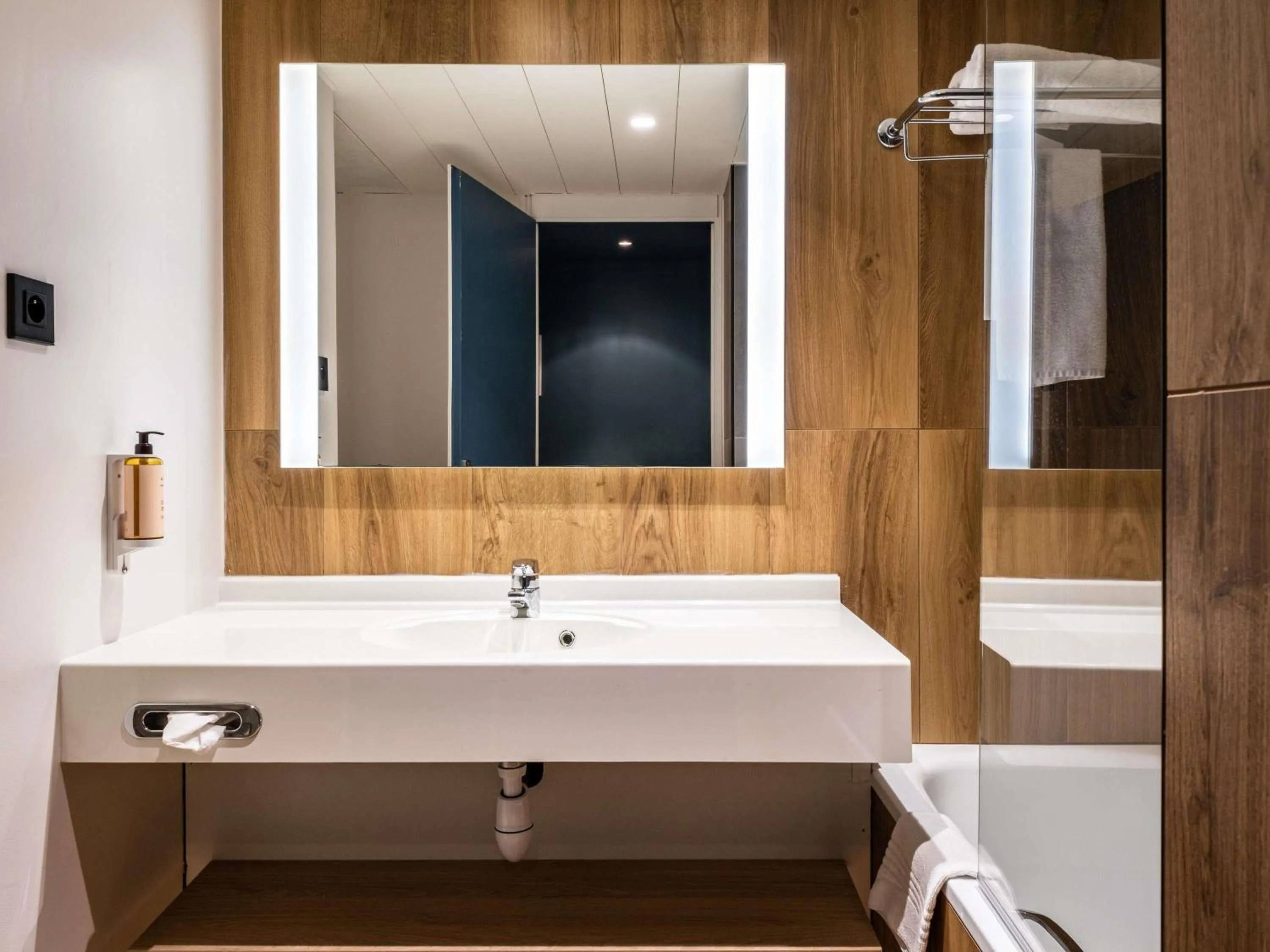 Bedroom in Mercure Grenoble Centre Alpotel