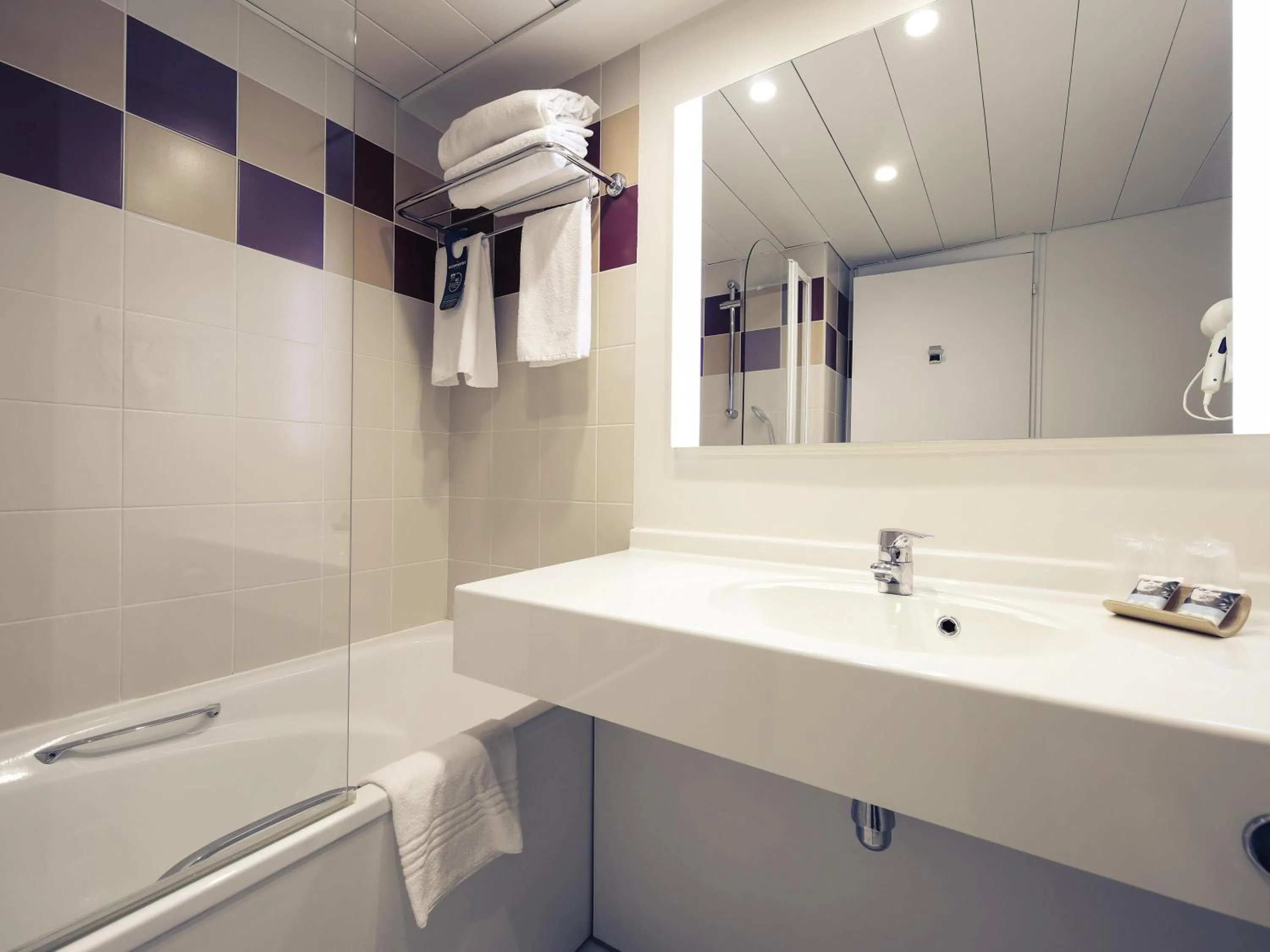 Bedroom in Mercure Grenoble Centre Alpotel