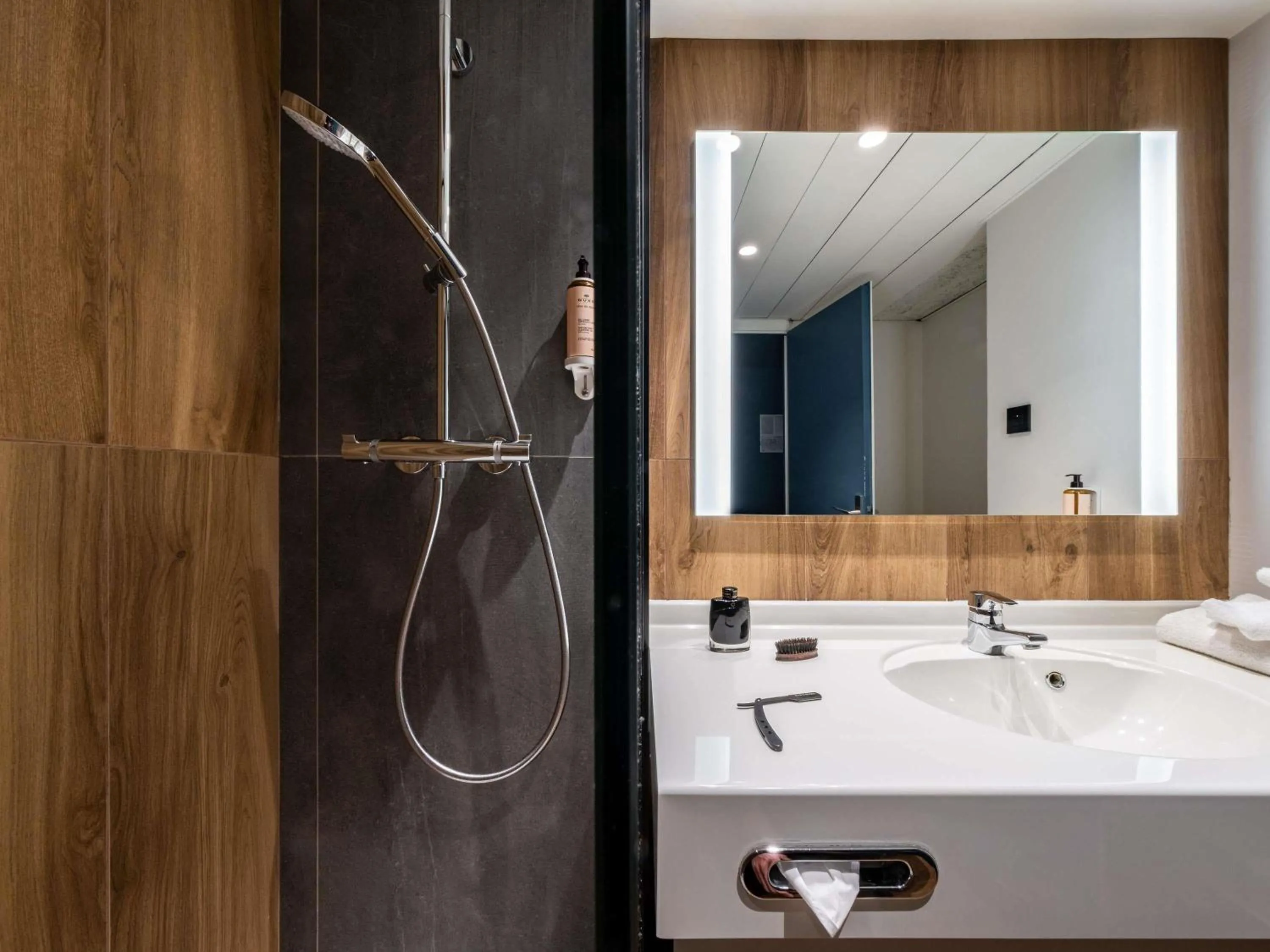 Bedroom in Mercure Grenoble Centre Alpotel