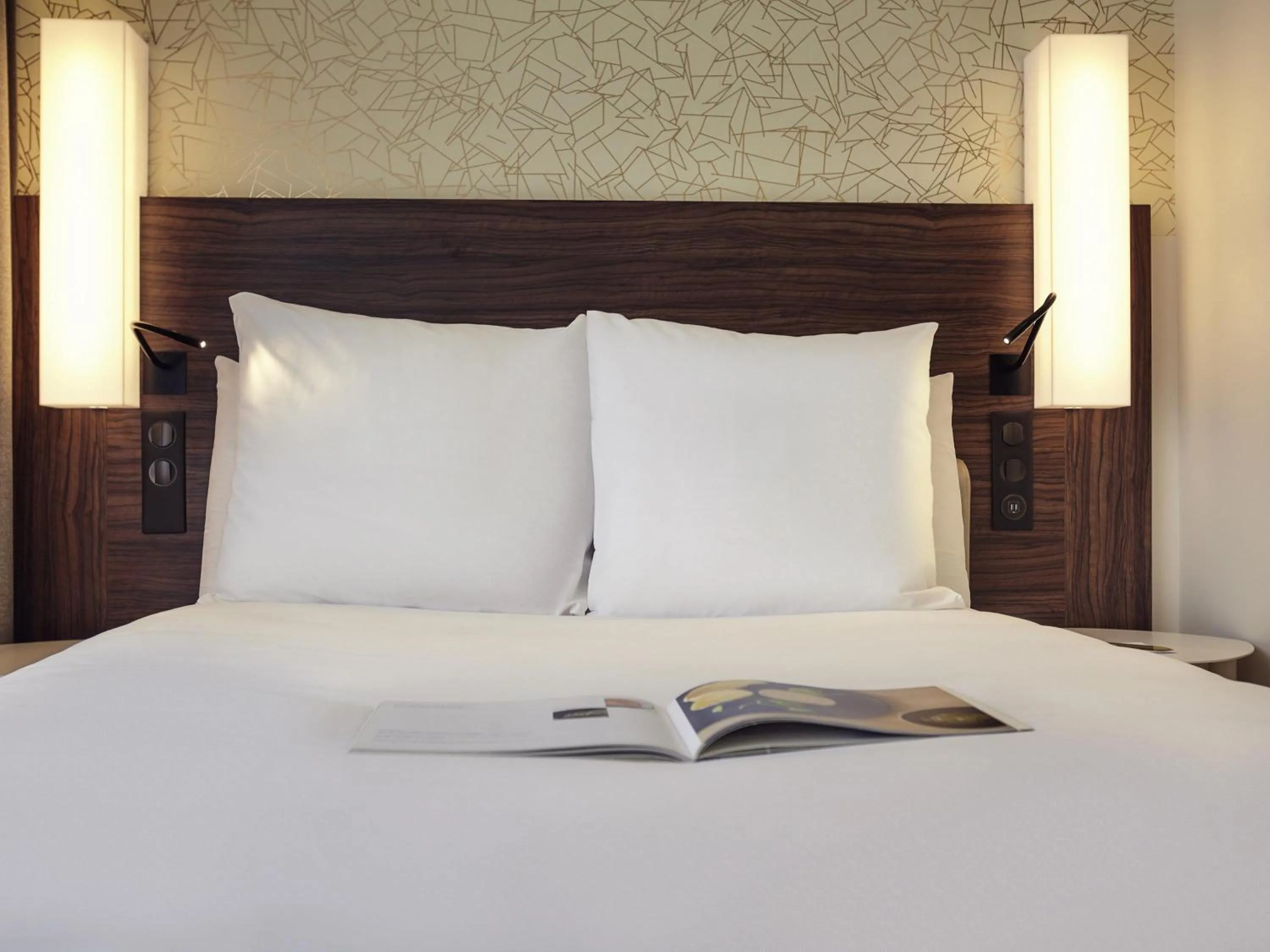 Bedroom, Bed in Mercure Paris Arc de Triomphe Etoile