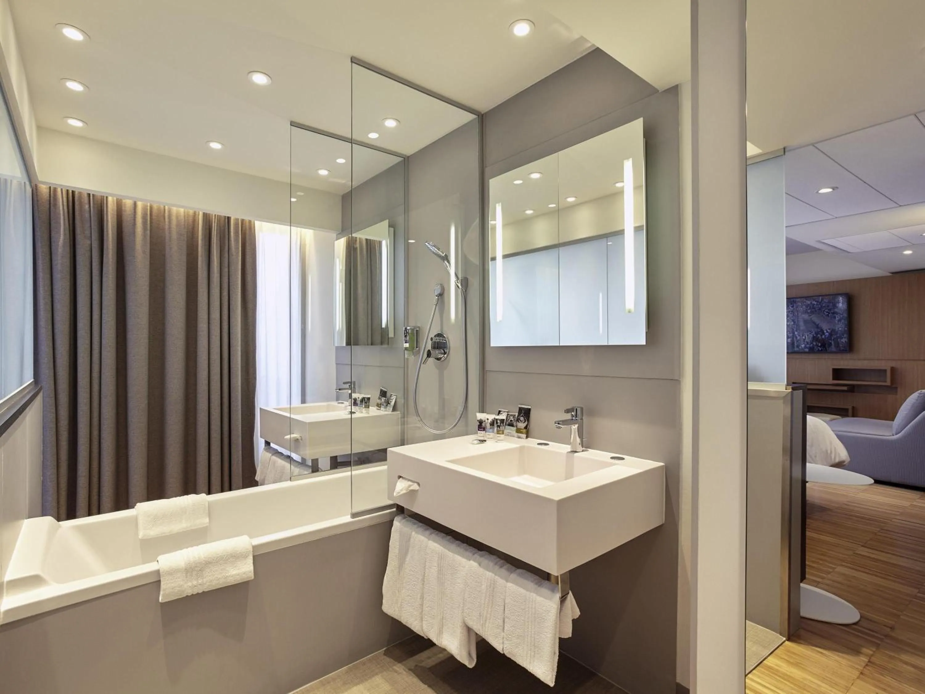 Bedroom in Mercure Paris Arc de Triomphe Etoile