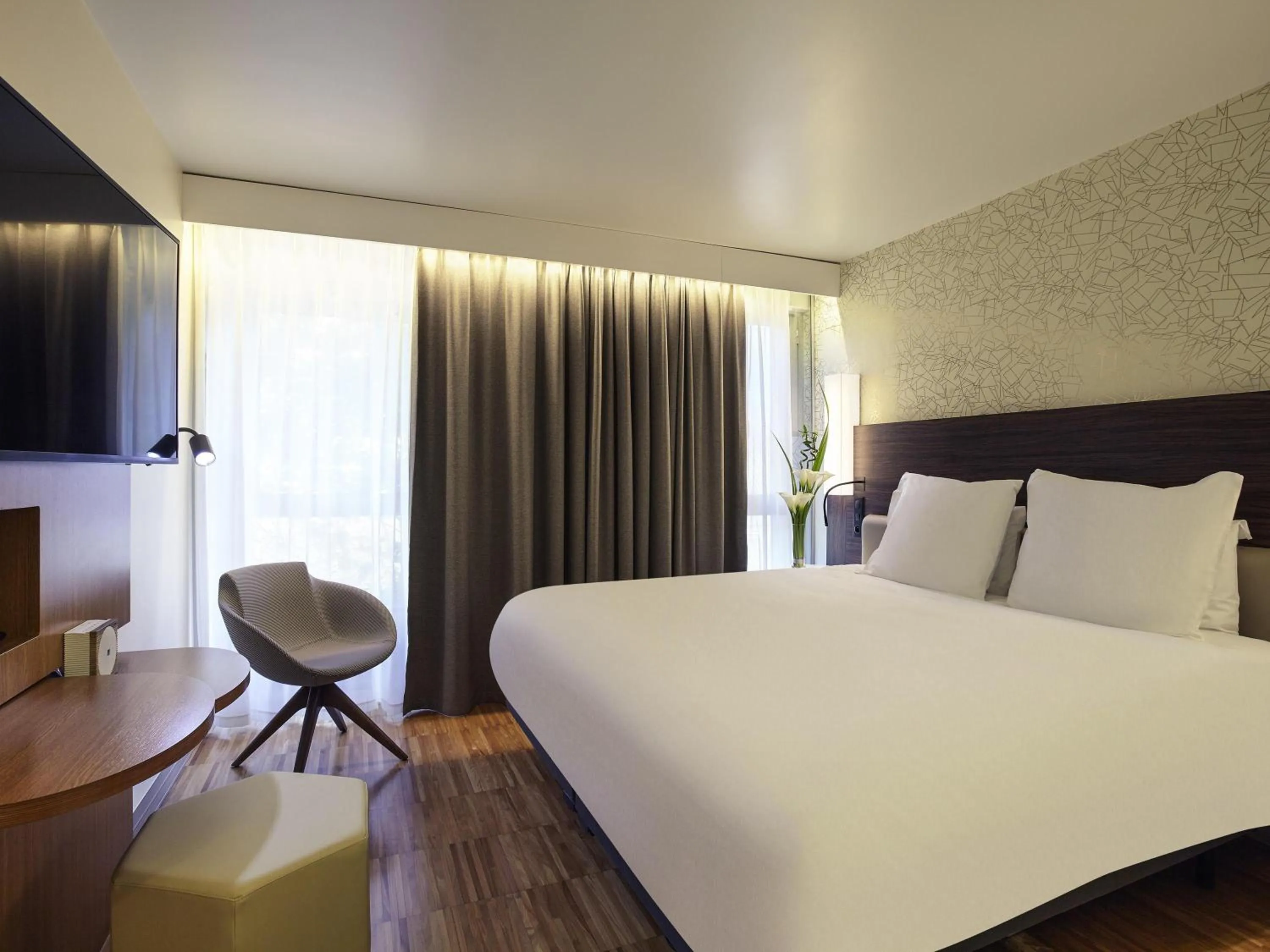 Property building, Bed in Mercure Paris Arc de Triomphe Etoile