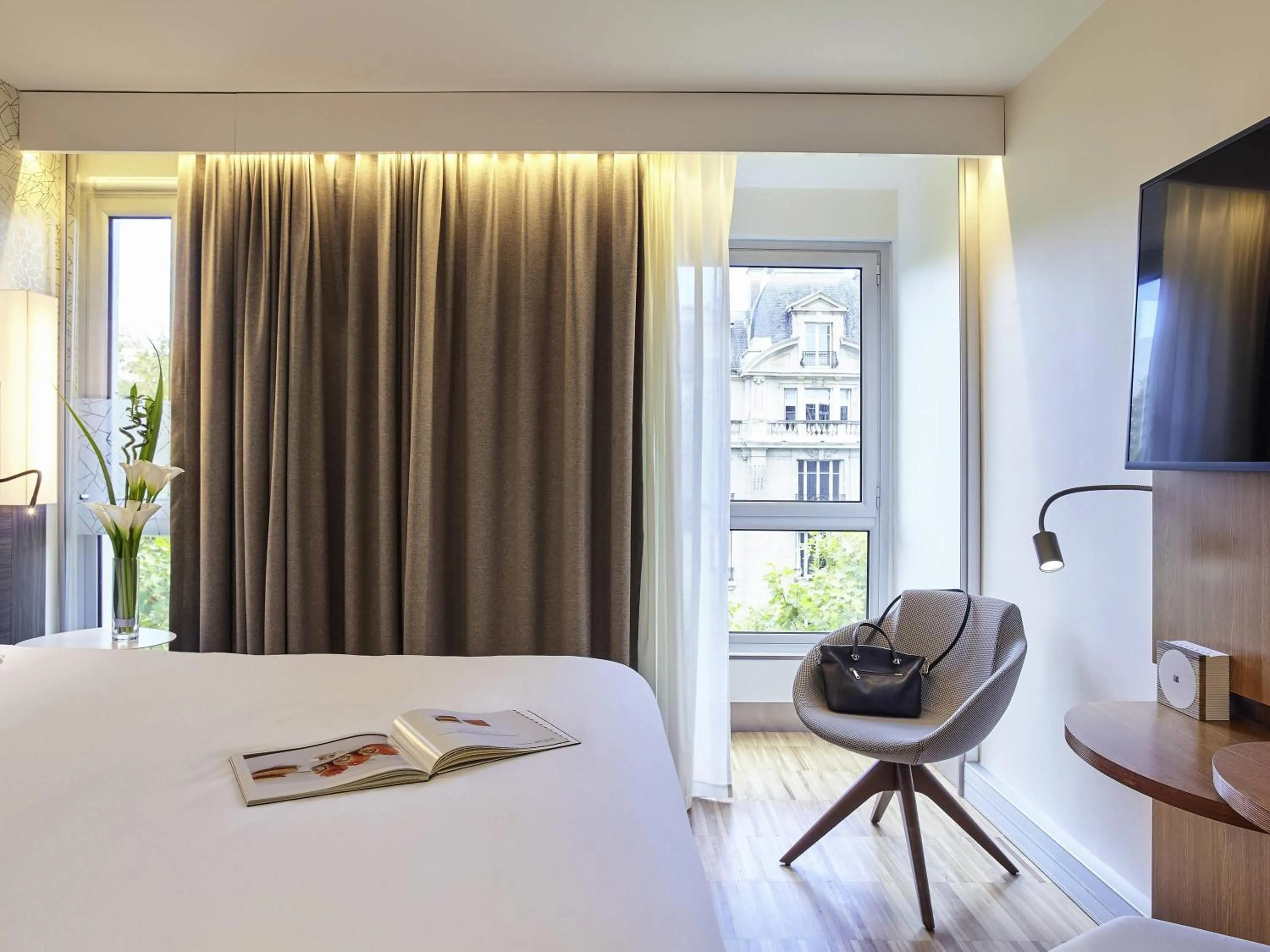 Bedroom, Bed in Mercure Paris Arc de Triomphe Etoile