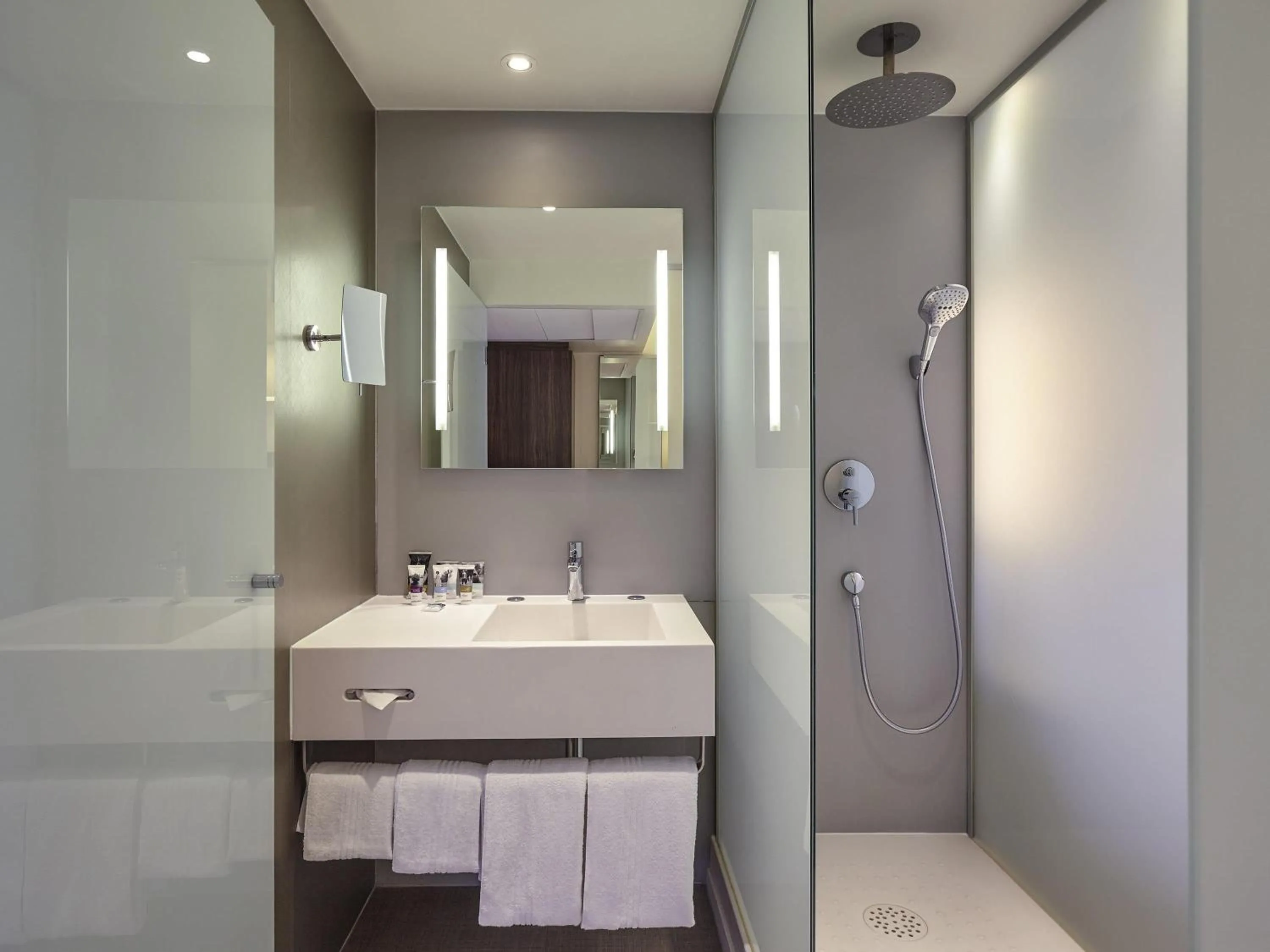 Bedroom in Mercure Paris Arc de Triomphe Etoile