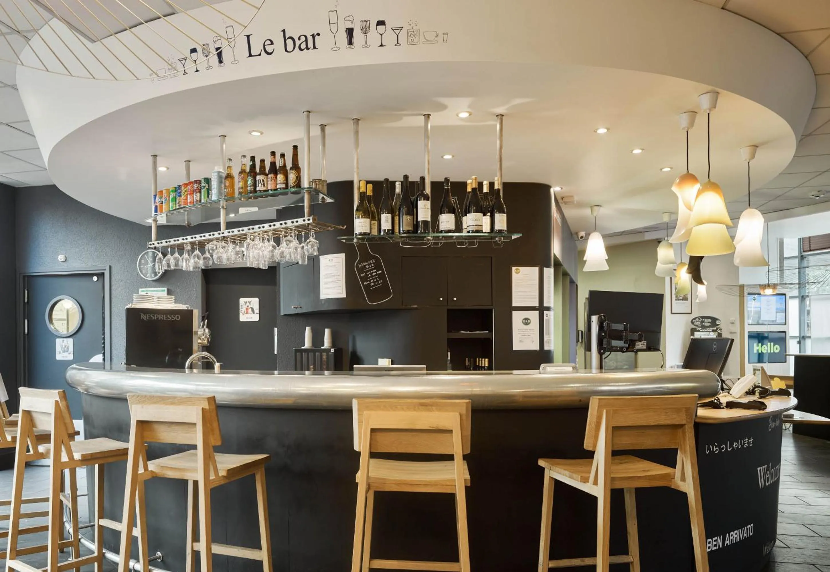 Lounge or bar in B&B HOME Paris Nord 18ème