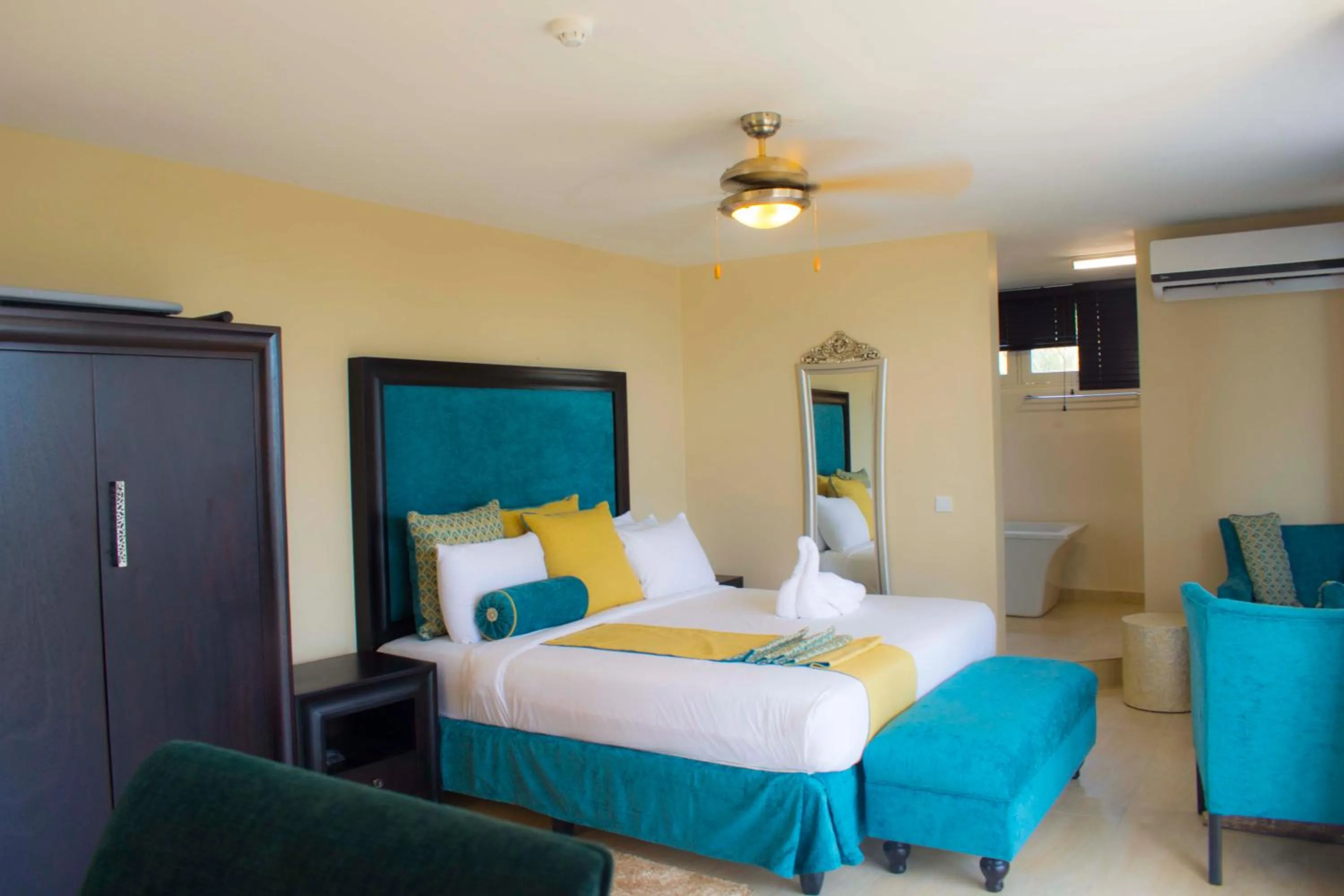 Bed in Best Western Plus Accra Beach Hotel