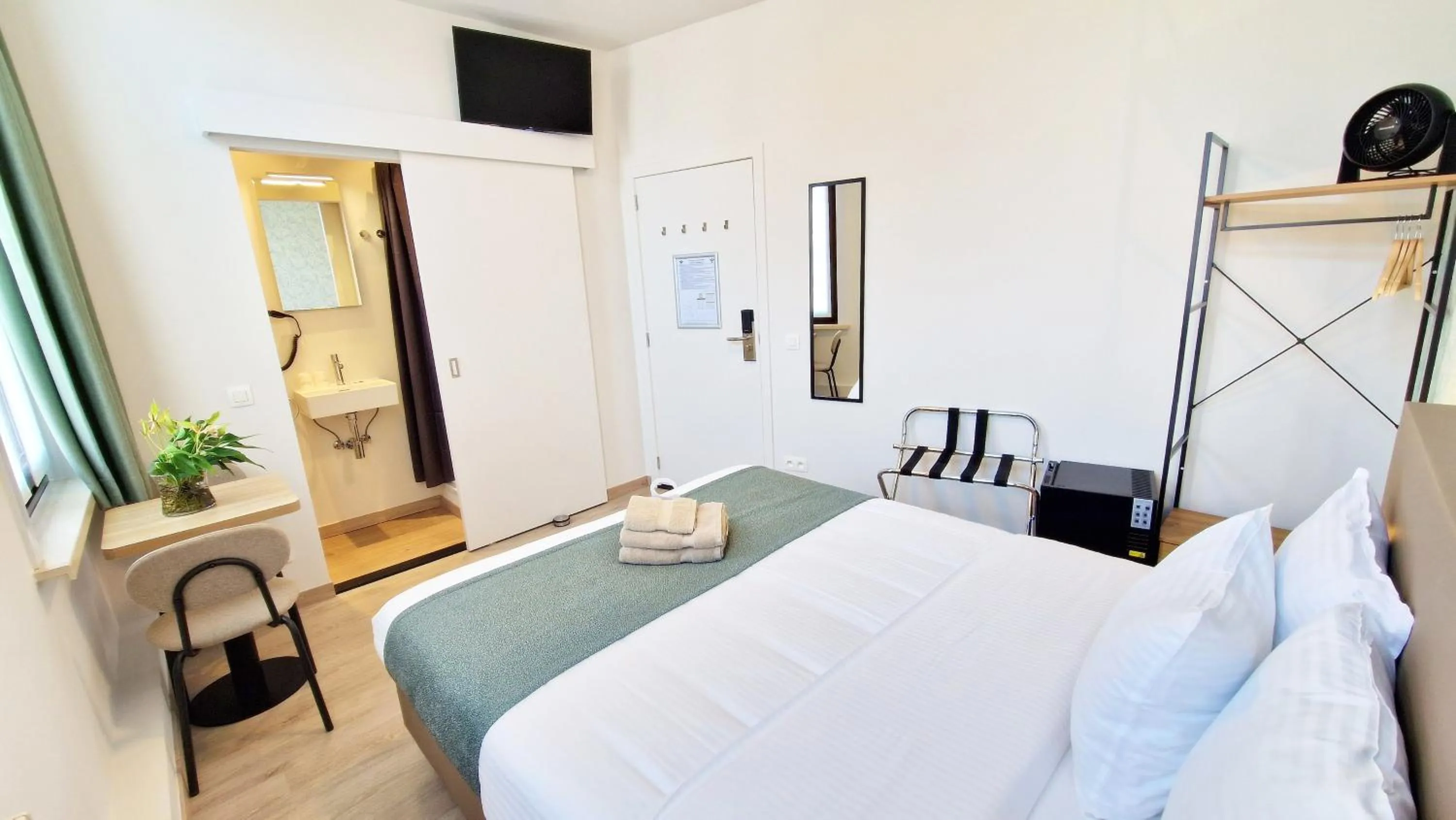 Bedroom, Bed in Hotel Tropicana