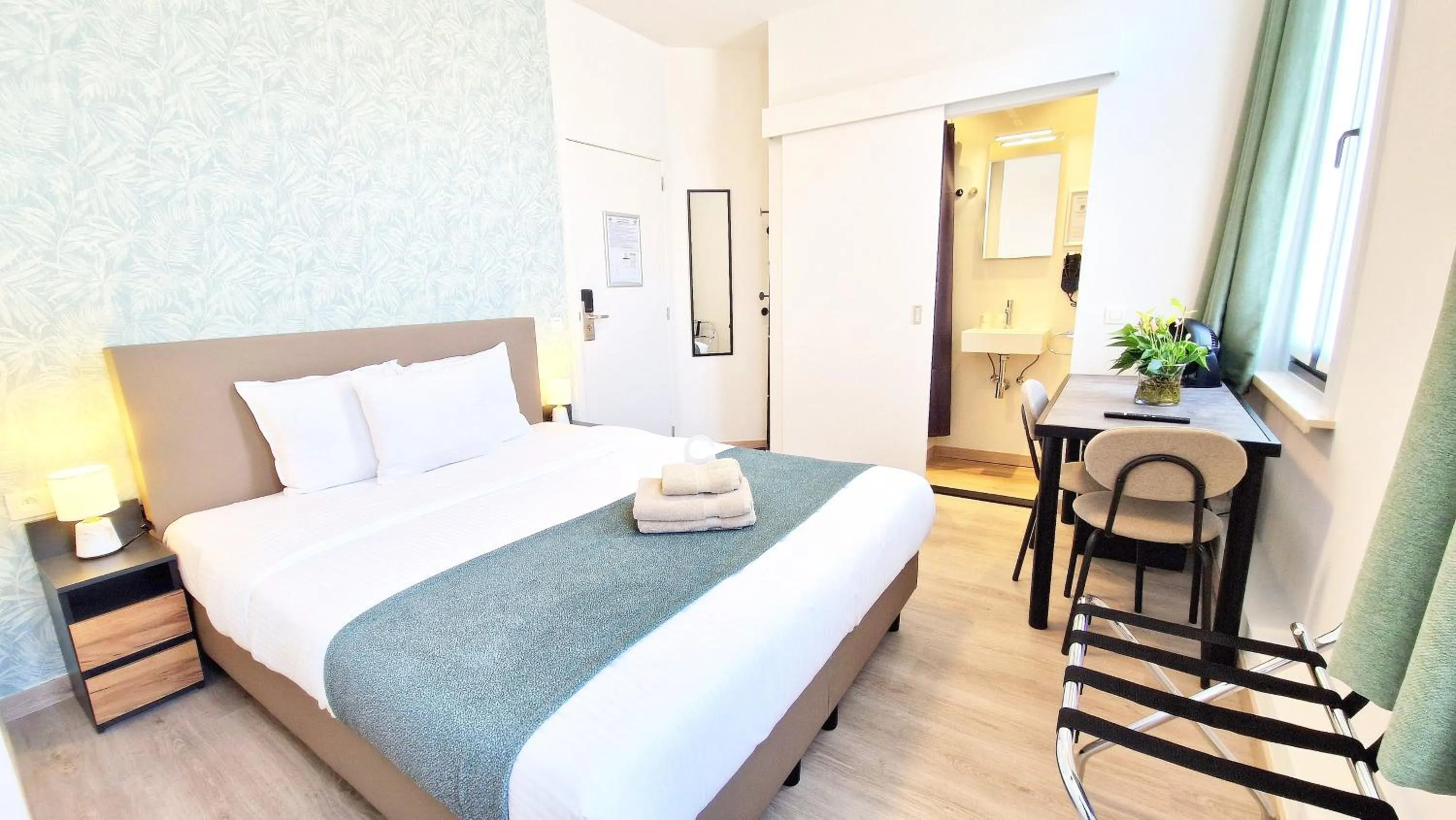 Bedroom, Bed in Hotel Tropicana