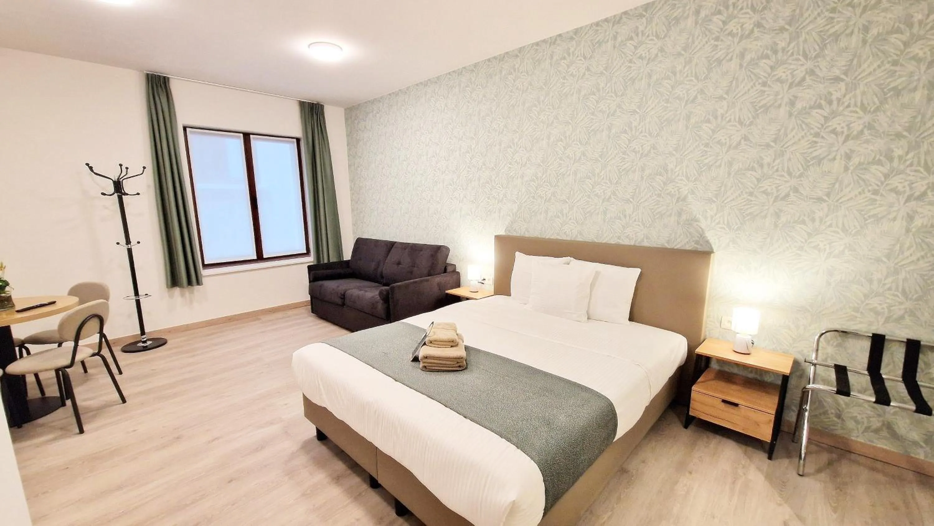 Bedroom, Bed in Hotel Tropicana