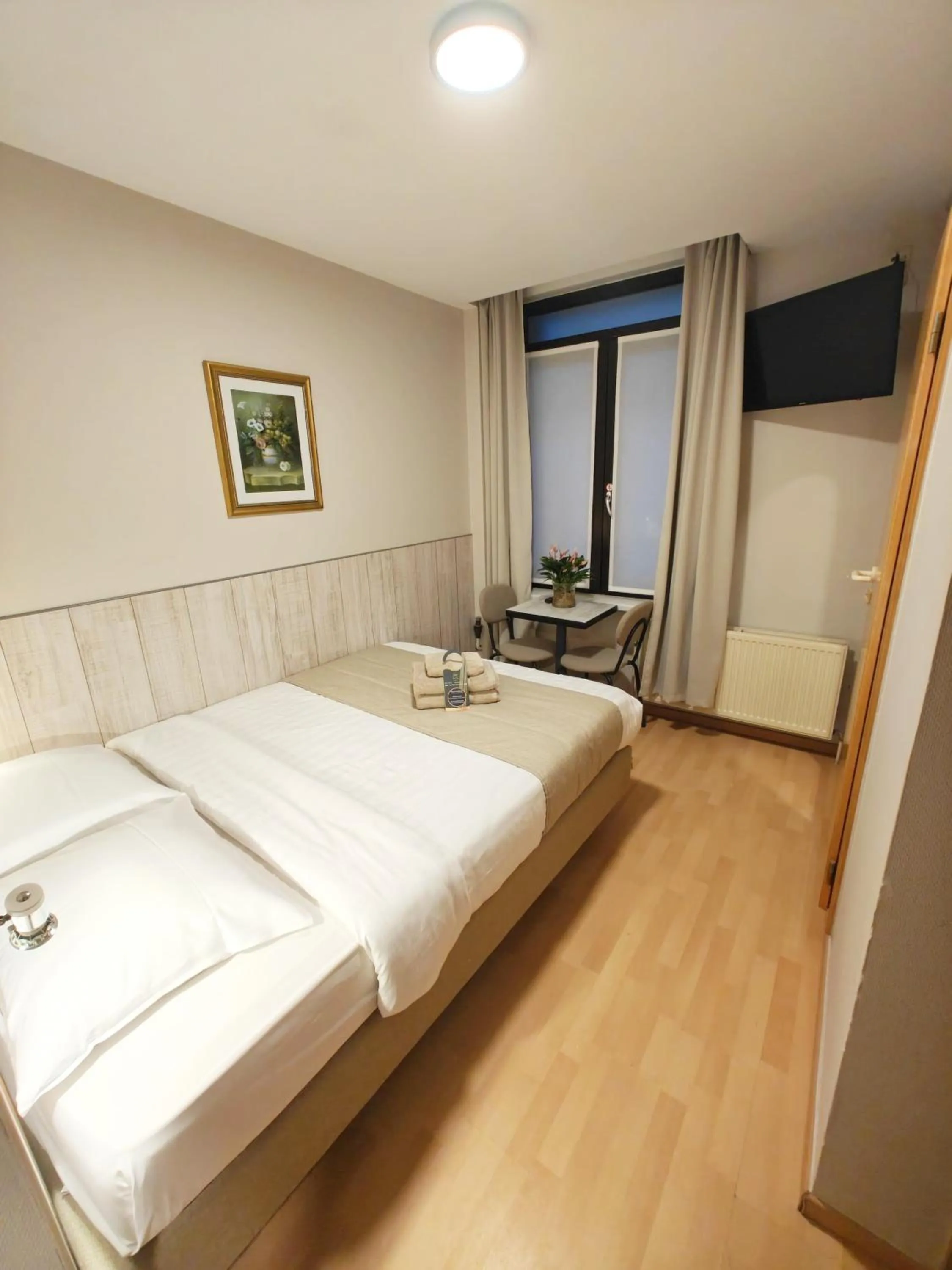 Photo of the whole room, Bed in Hotel Tropicana