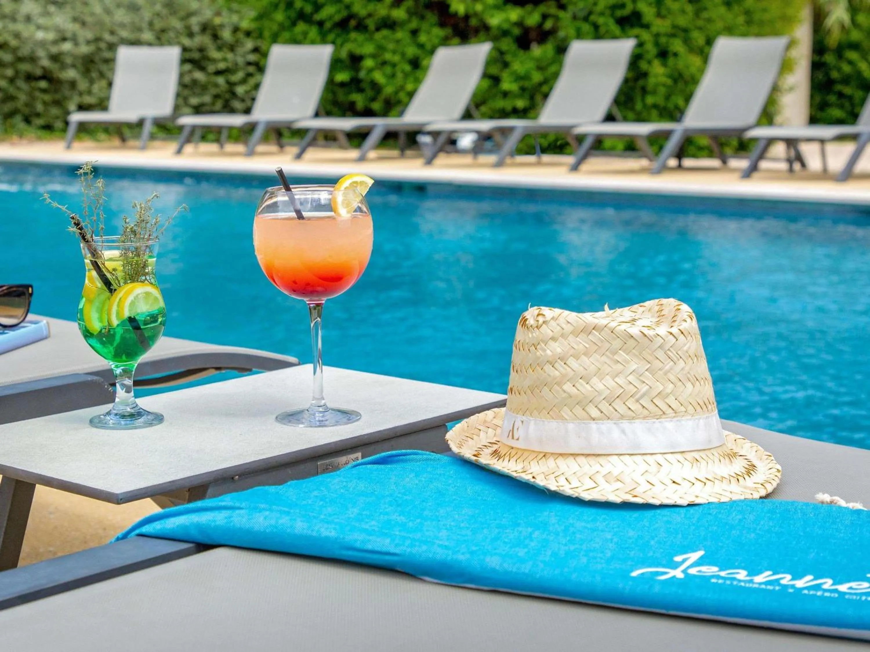 Pool view in Mercure Cavaillon