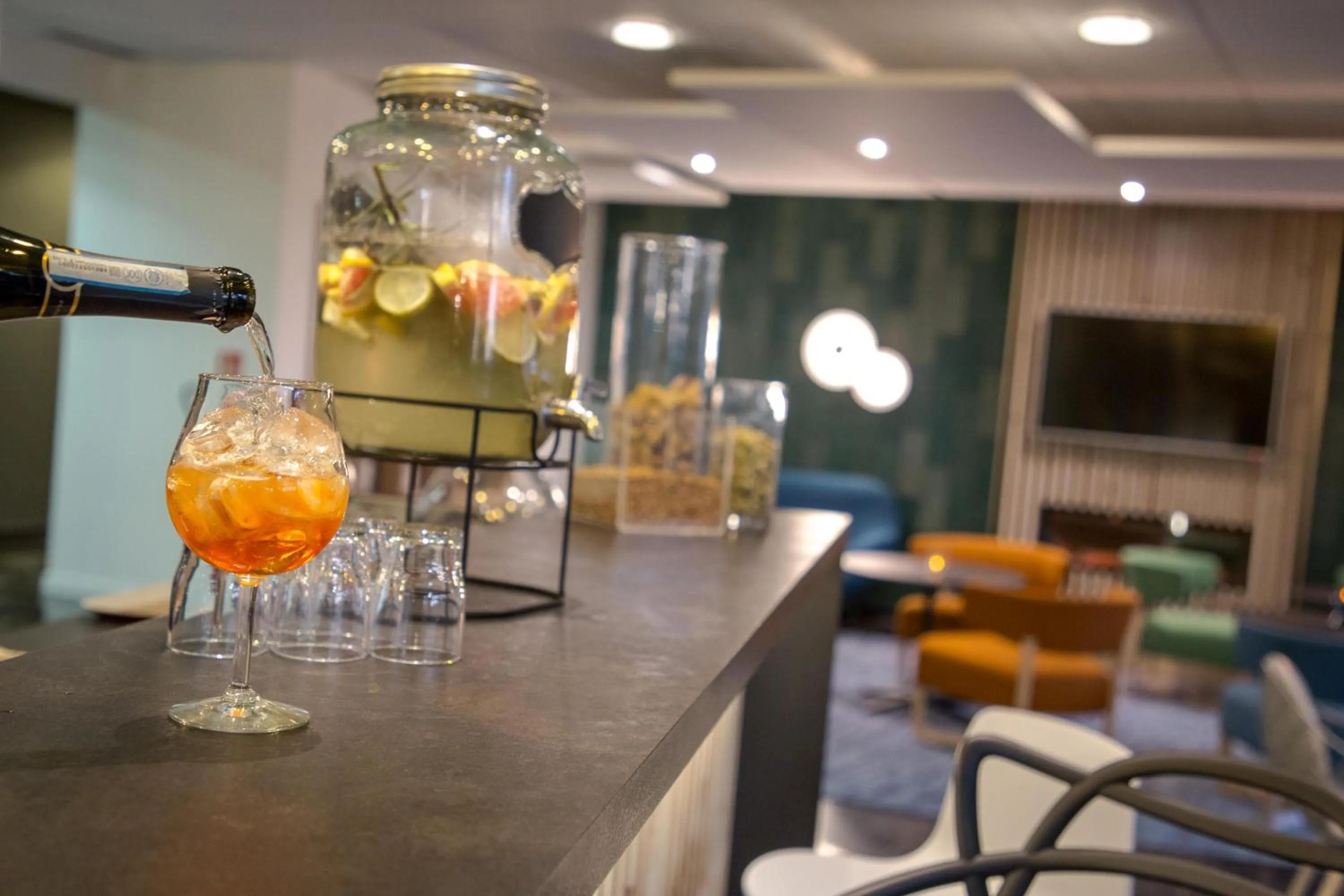Lounge or bar in Mercure Cavaillon