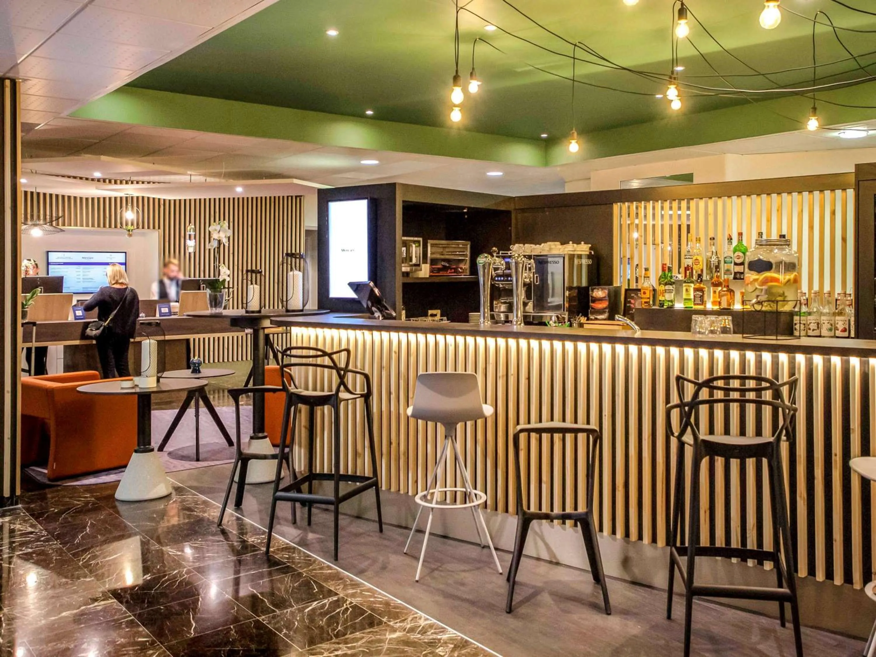 Lounge or bar in Mercure Cavaillon