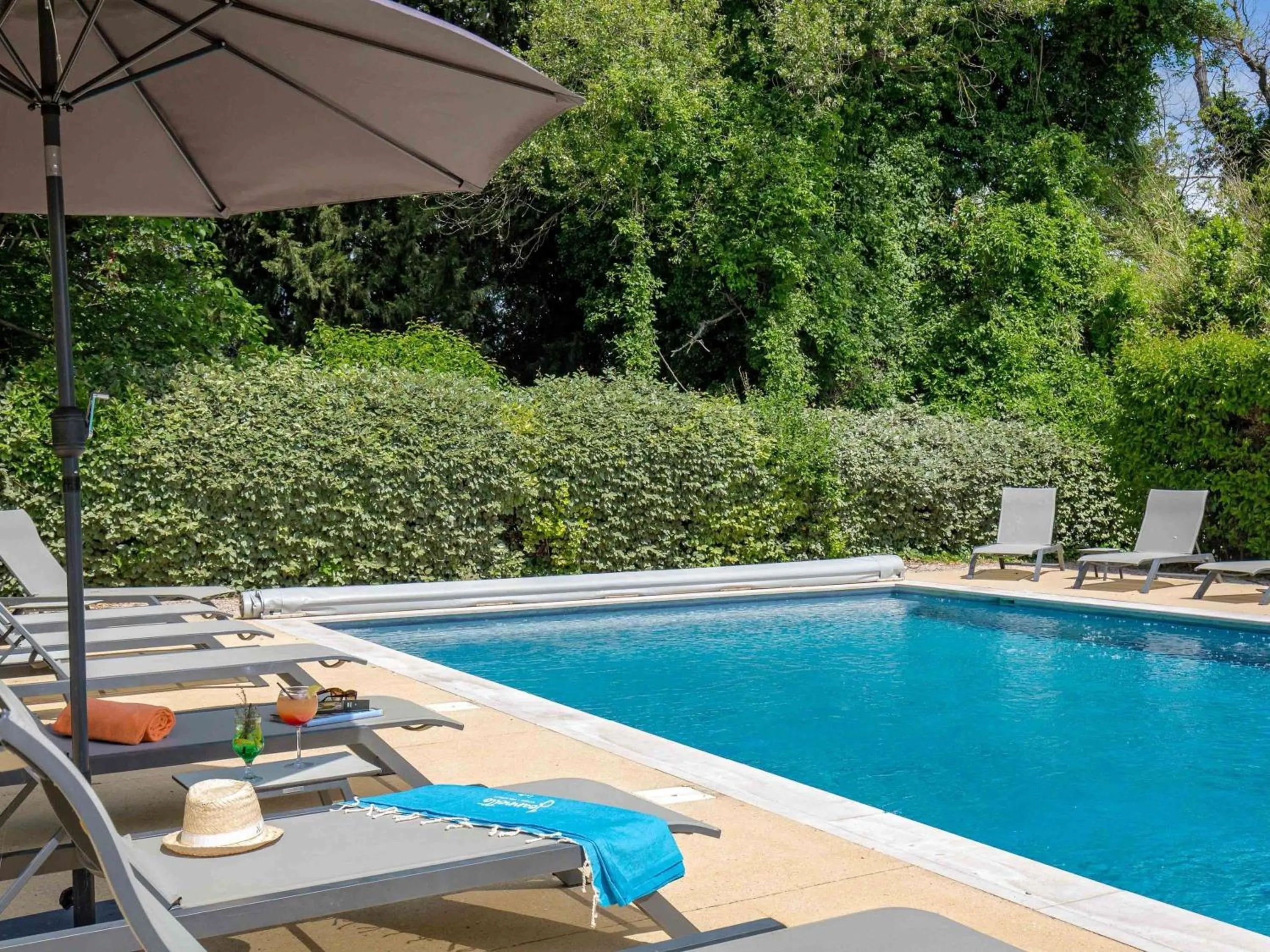 Pool view in Mercure Cavaillon