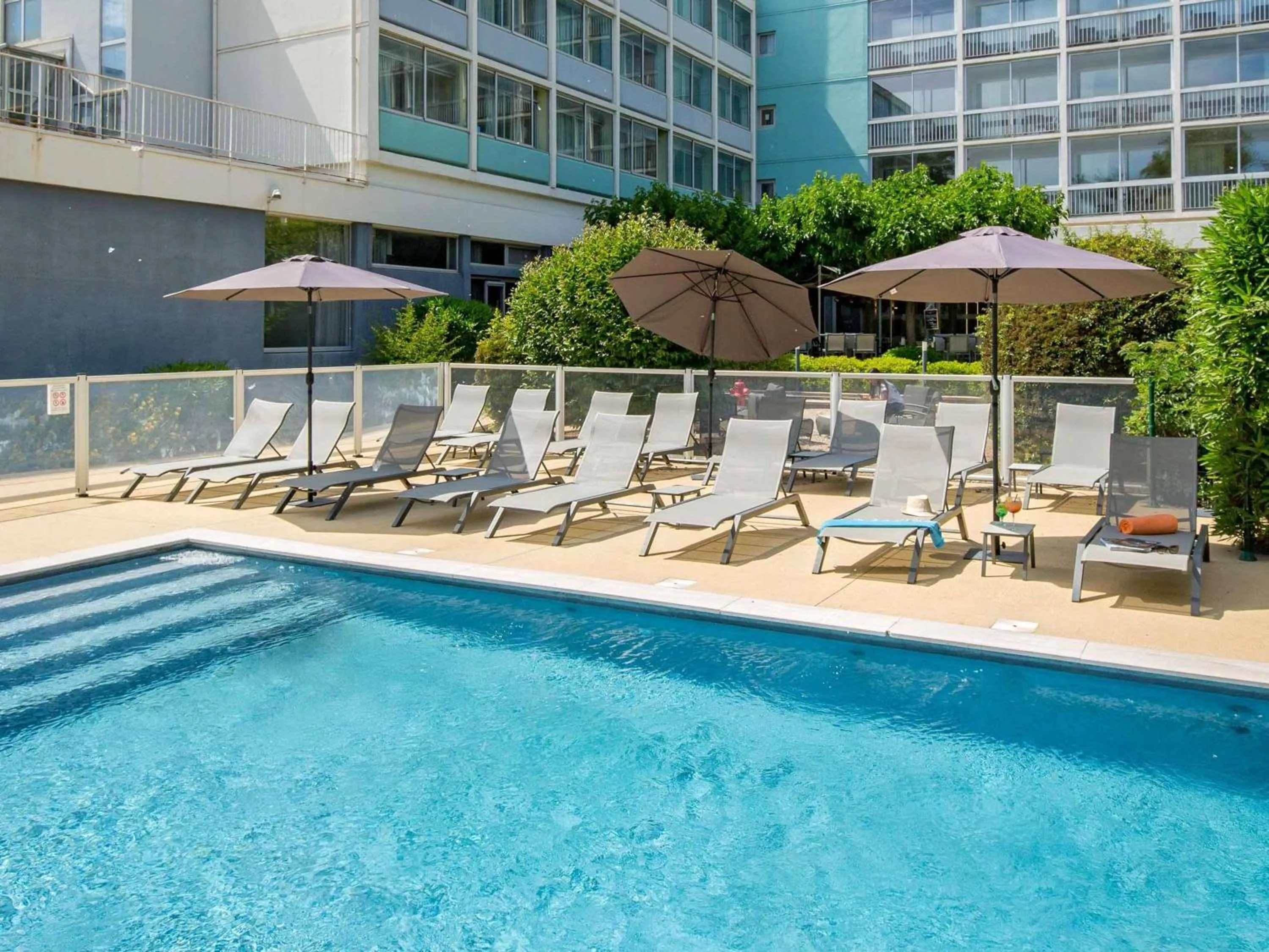 Pool view in Mercure Cavaillon