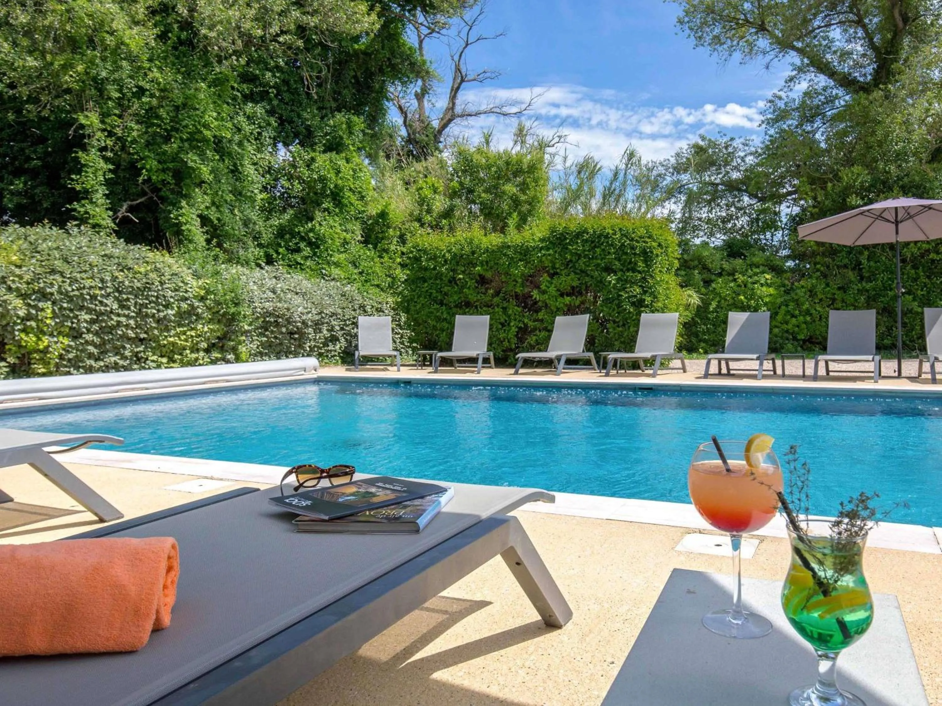 Pool view in Mercure Cavaillon