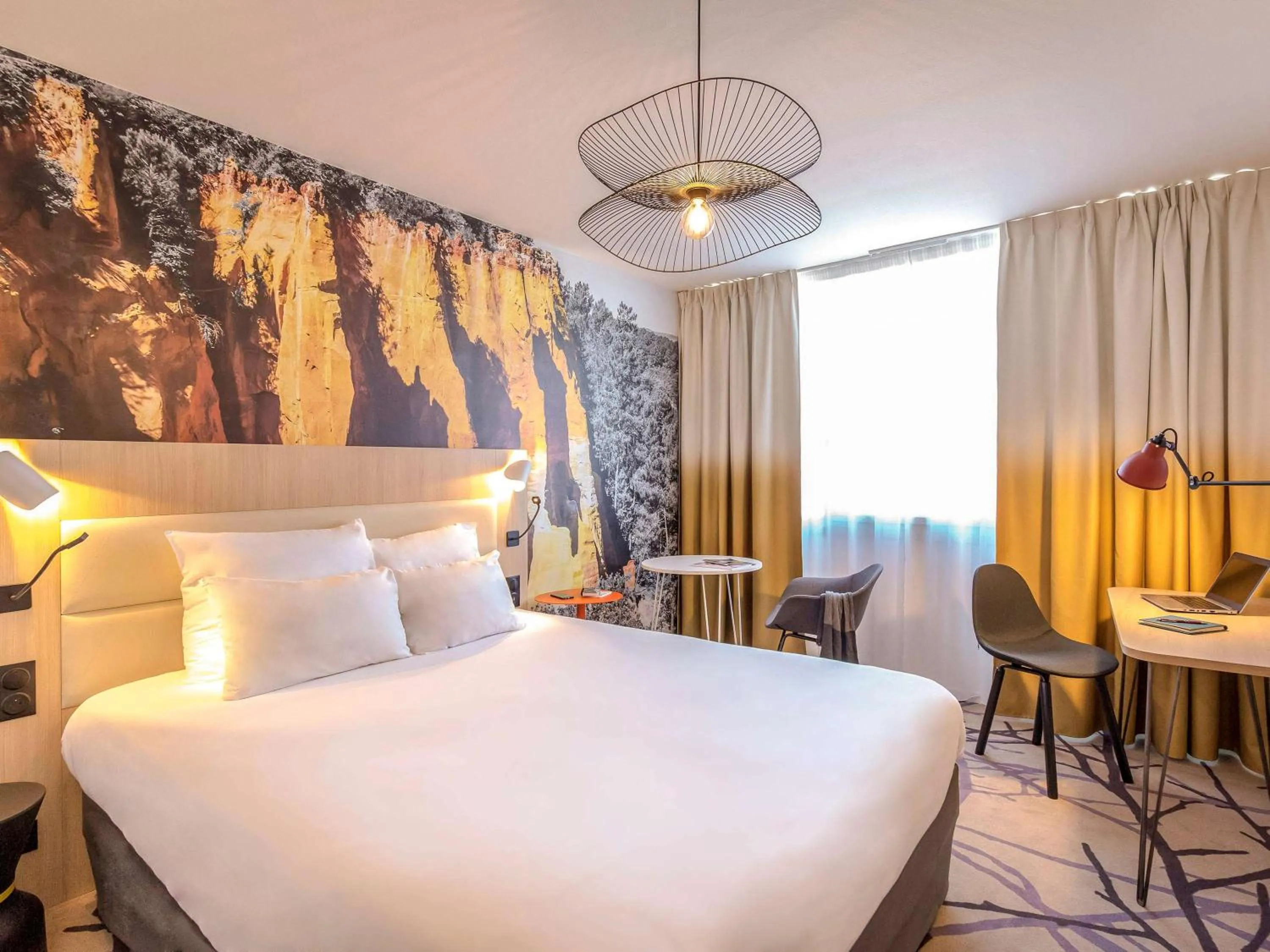 Photo of the whole room, Bed in Mercure Cavaillon