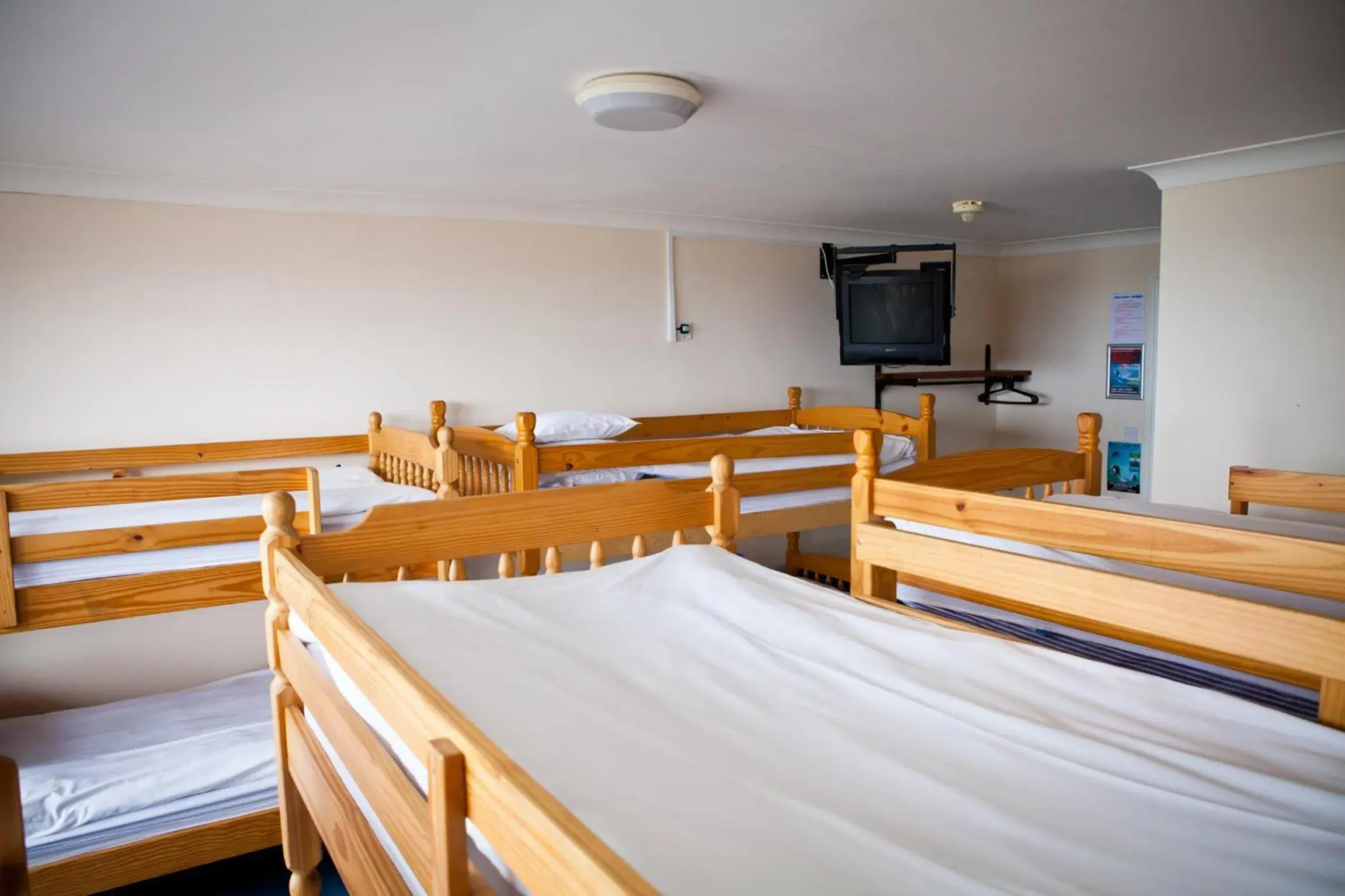 8-Bed Mixed Dormitory Room in Berties Lodge 8-Bed Mixed Dormitory Room in Berties Lodge