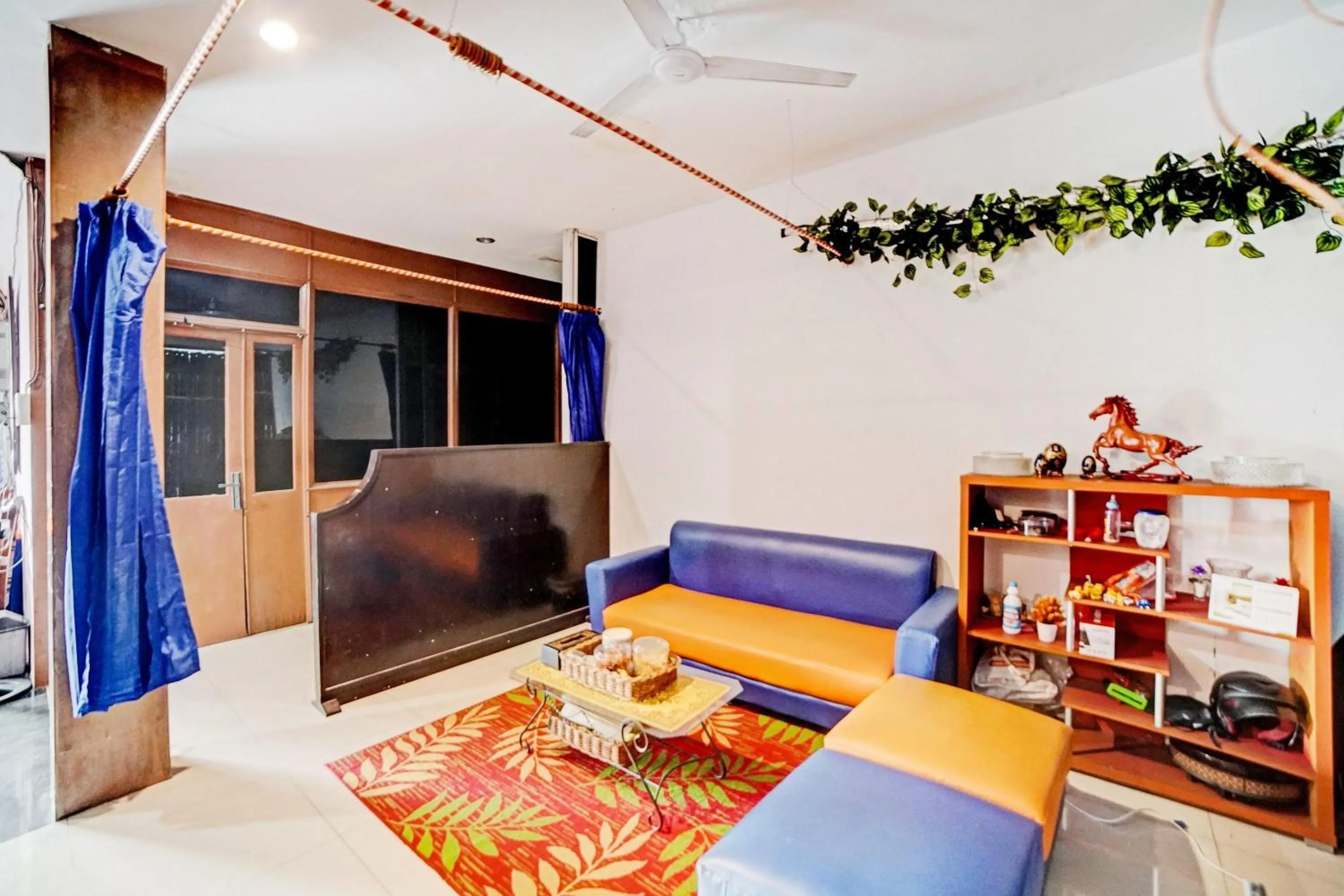 Seating area in OYO 90450 Sentra Inn