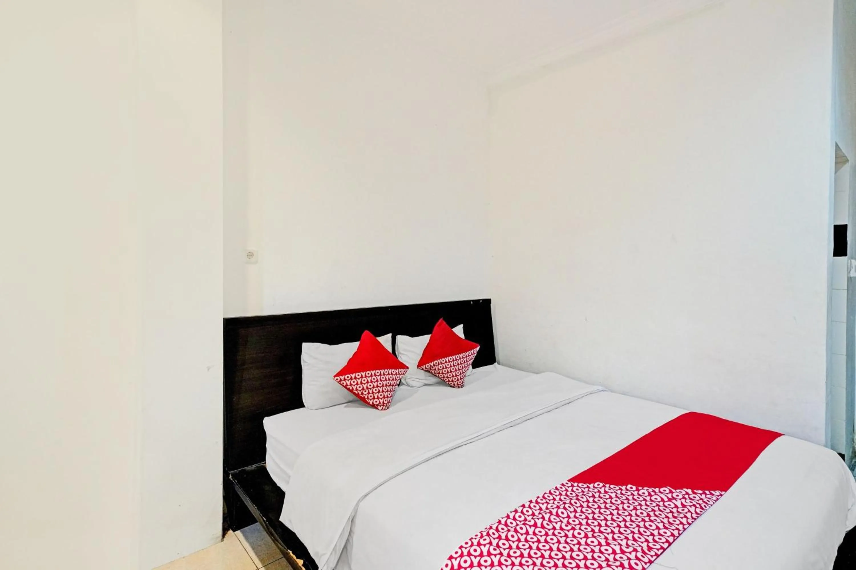 Bedroom, Bed in OYO 90450 Sentra Inn