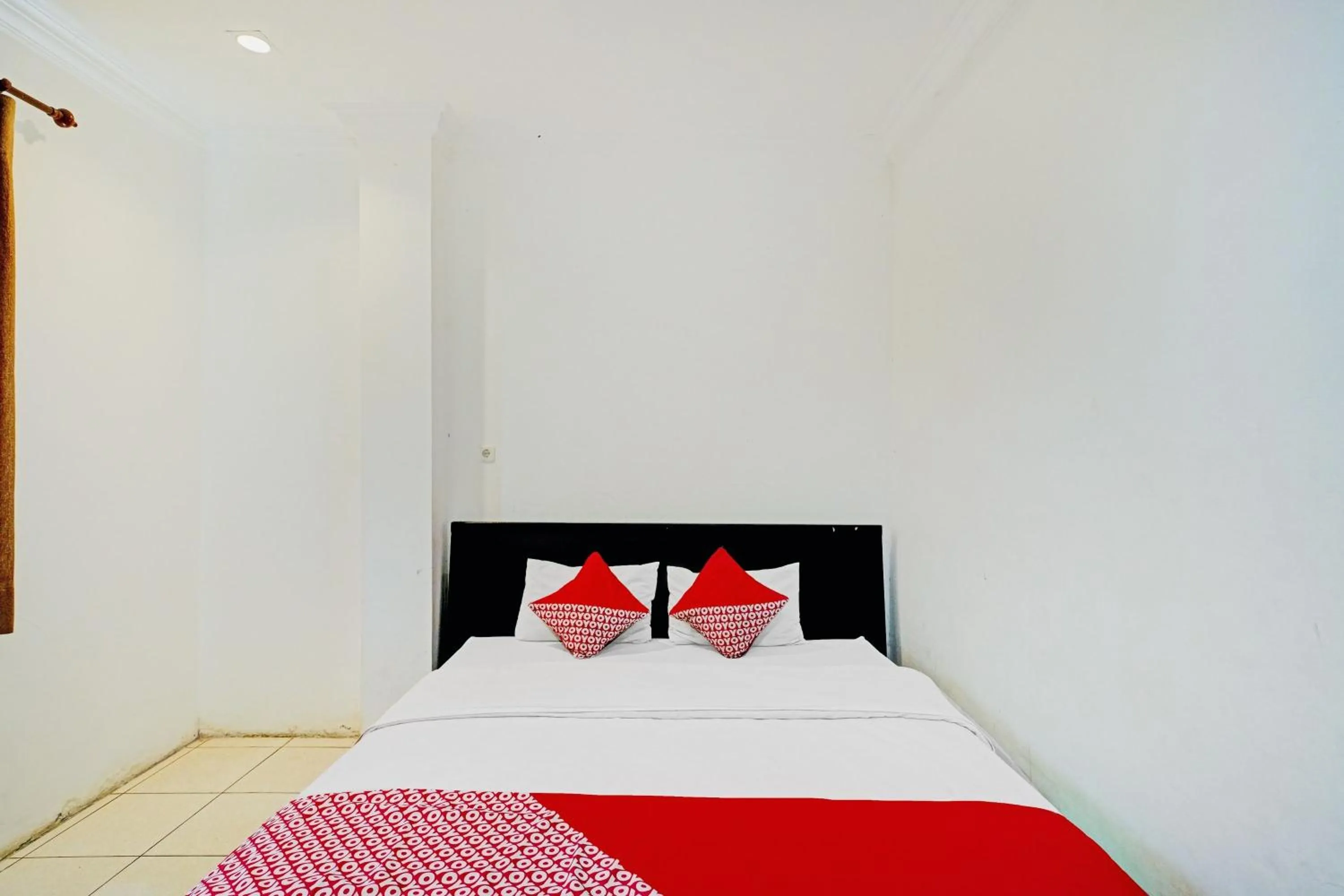 Bedroom, Bed in OYO 90450 Sentra Inn