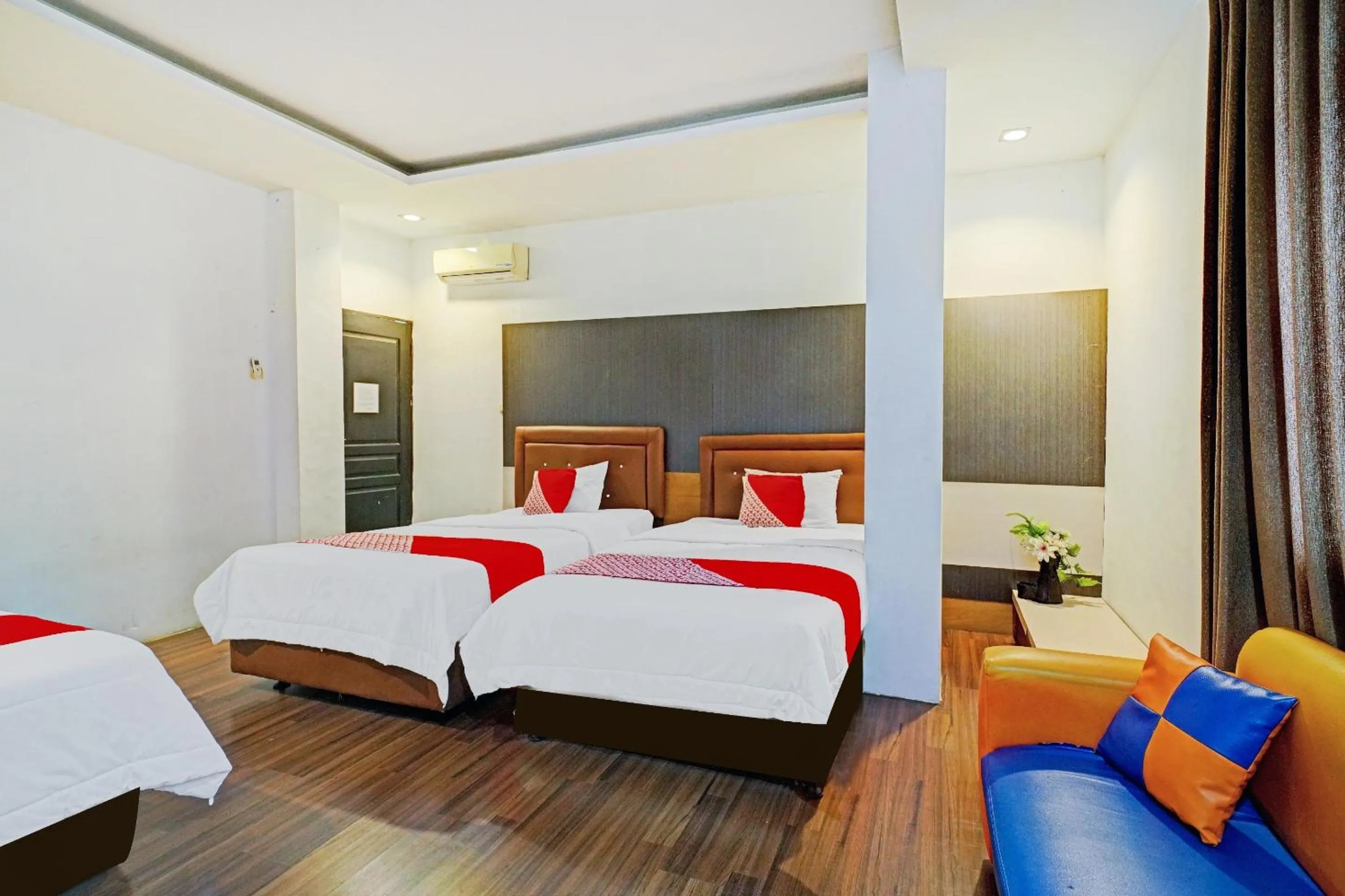 Bedroom, Bed in OYO 90450 Sentra Inn