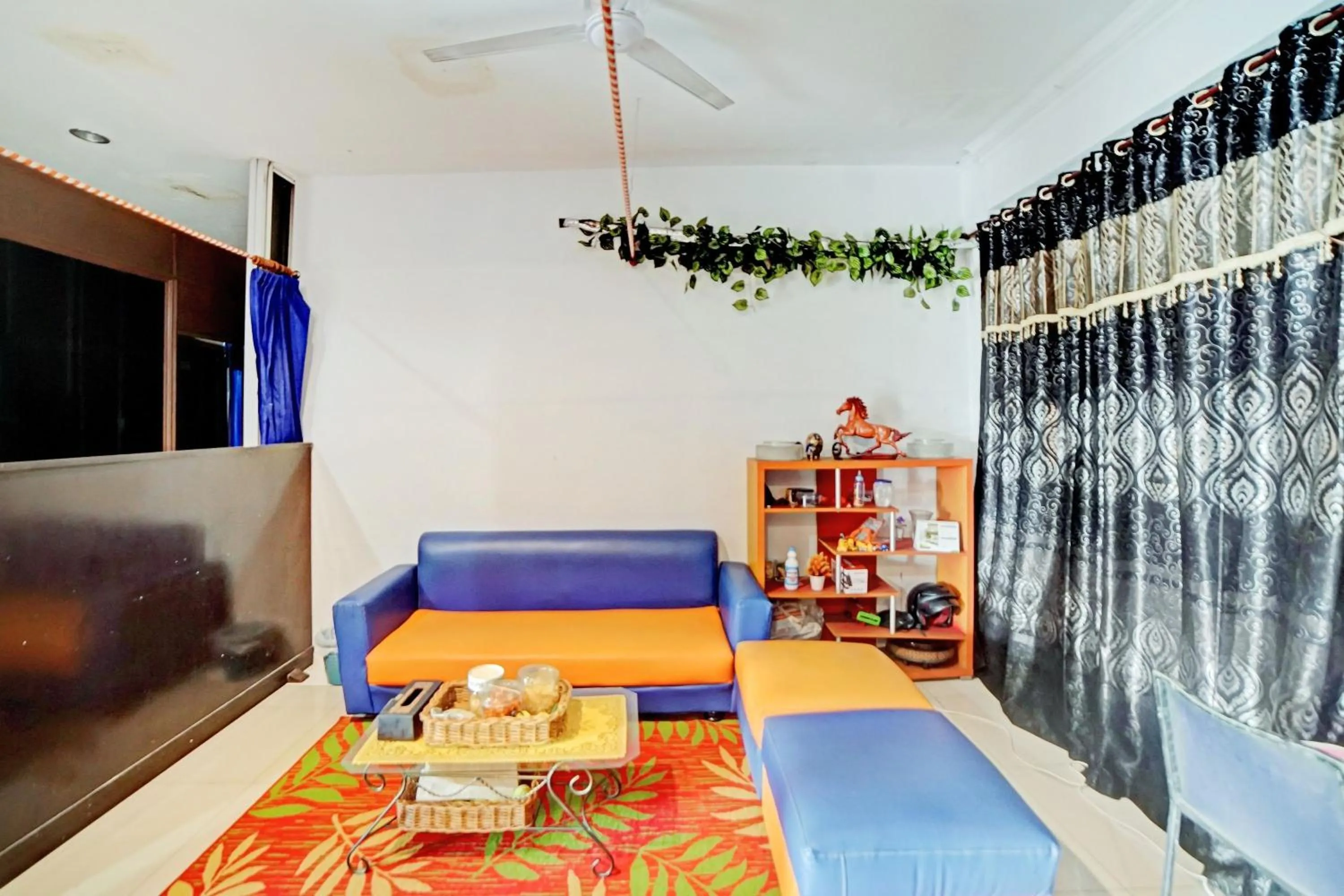 Seating area, Bed in OYO 90450 Sentra Inn