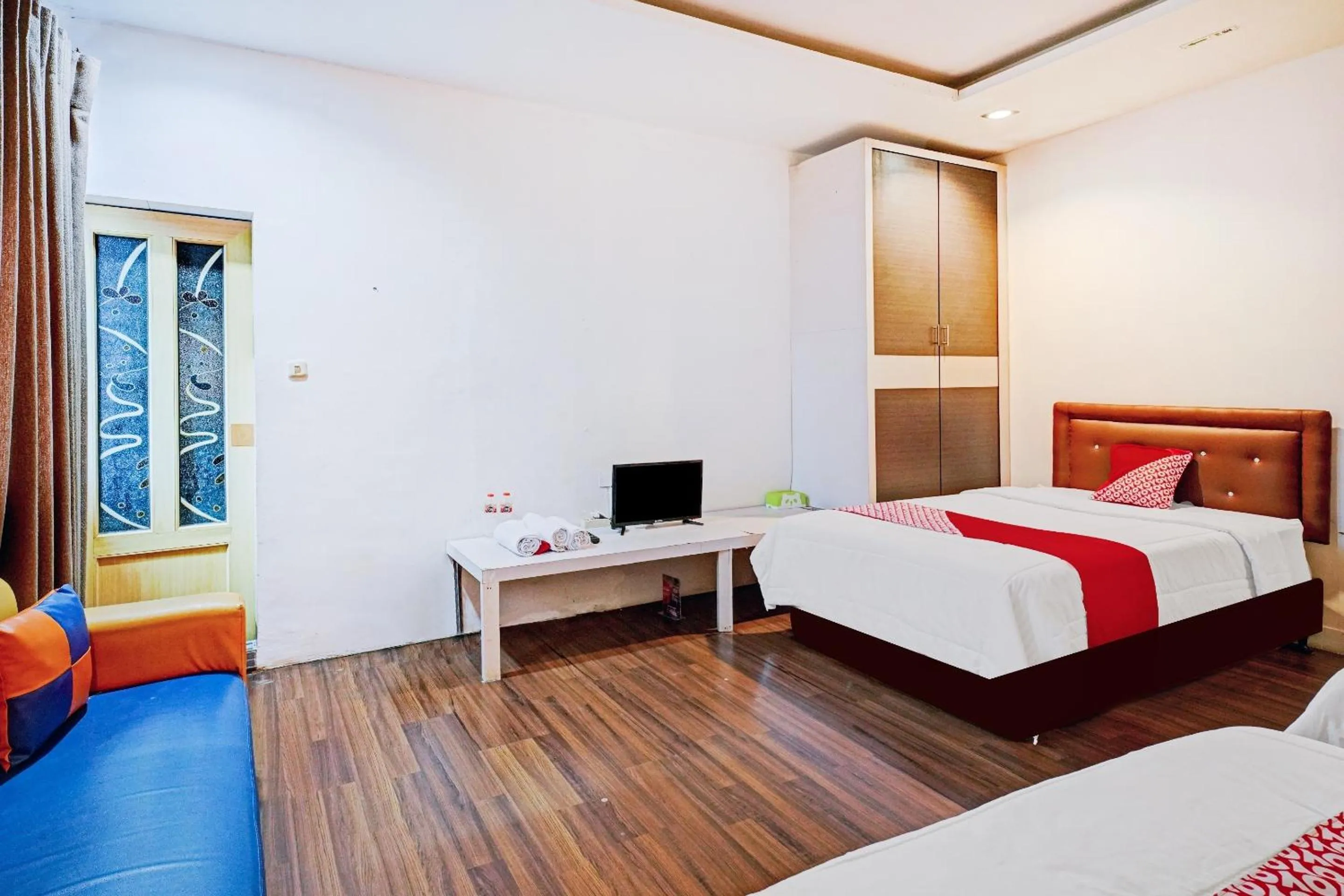 Bedroom, Bed in OYO 90450 Sentra Inn