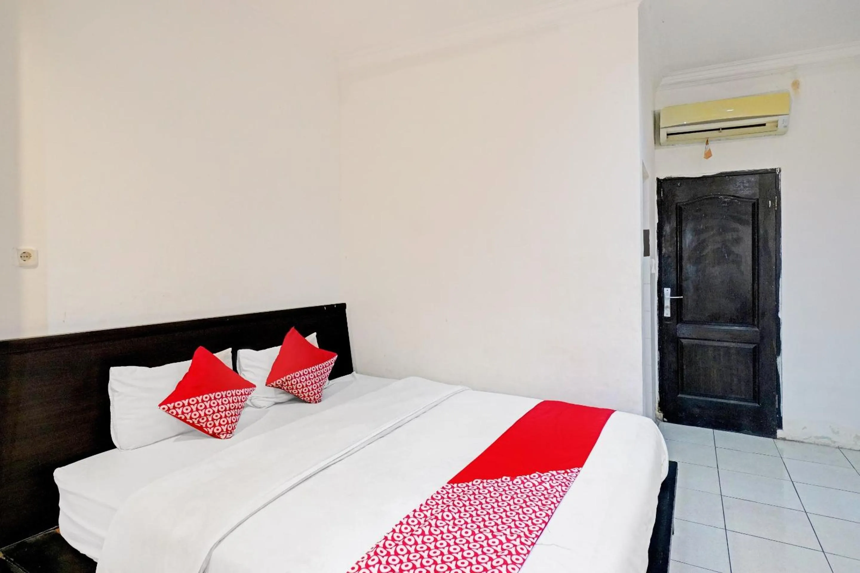 Bedroom, Bed in OYO 90450 Sentra Inn