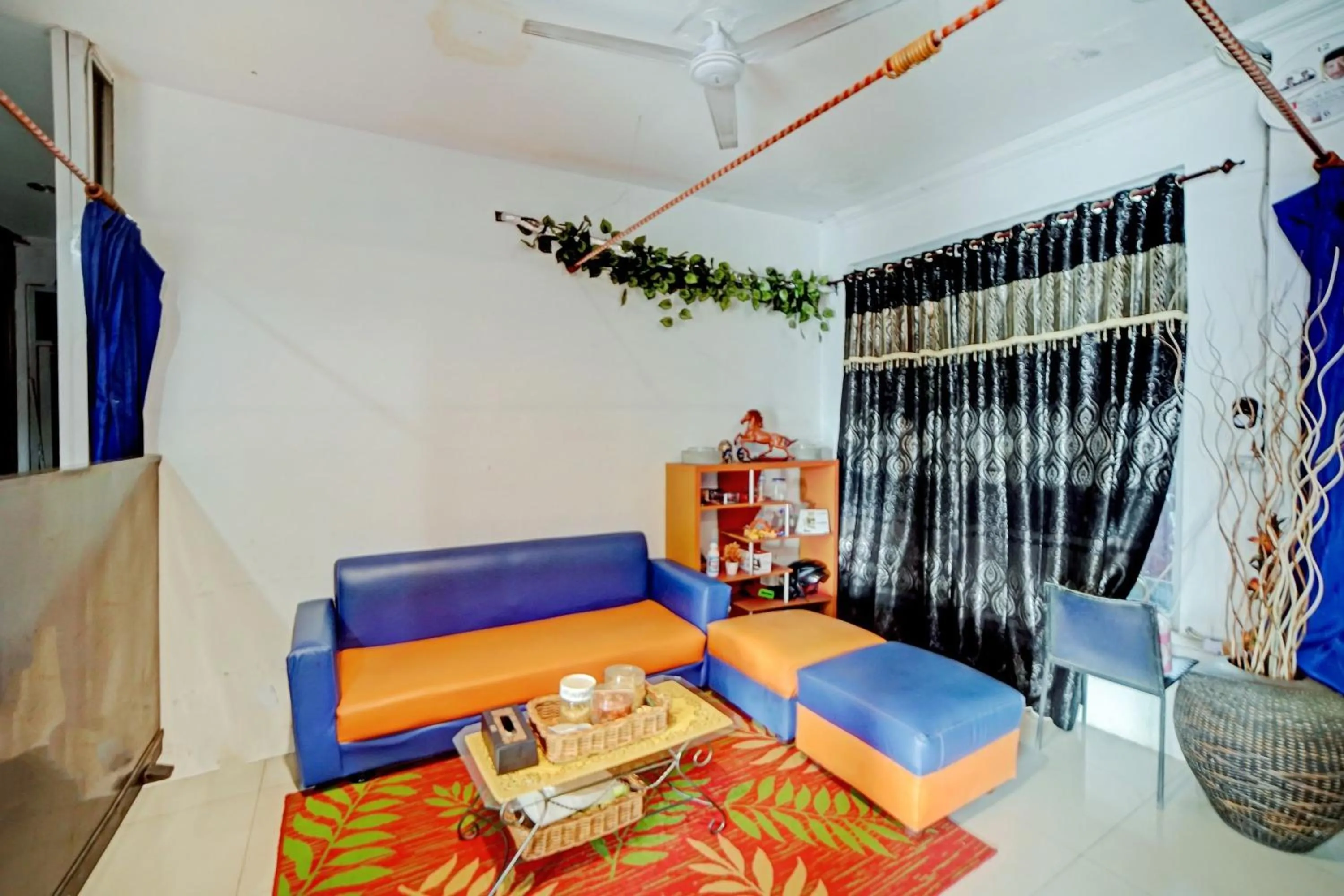 Seating area, Bed in OYO 90450 Sentra Inn