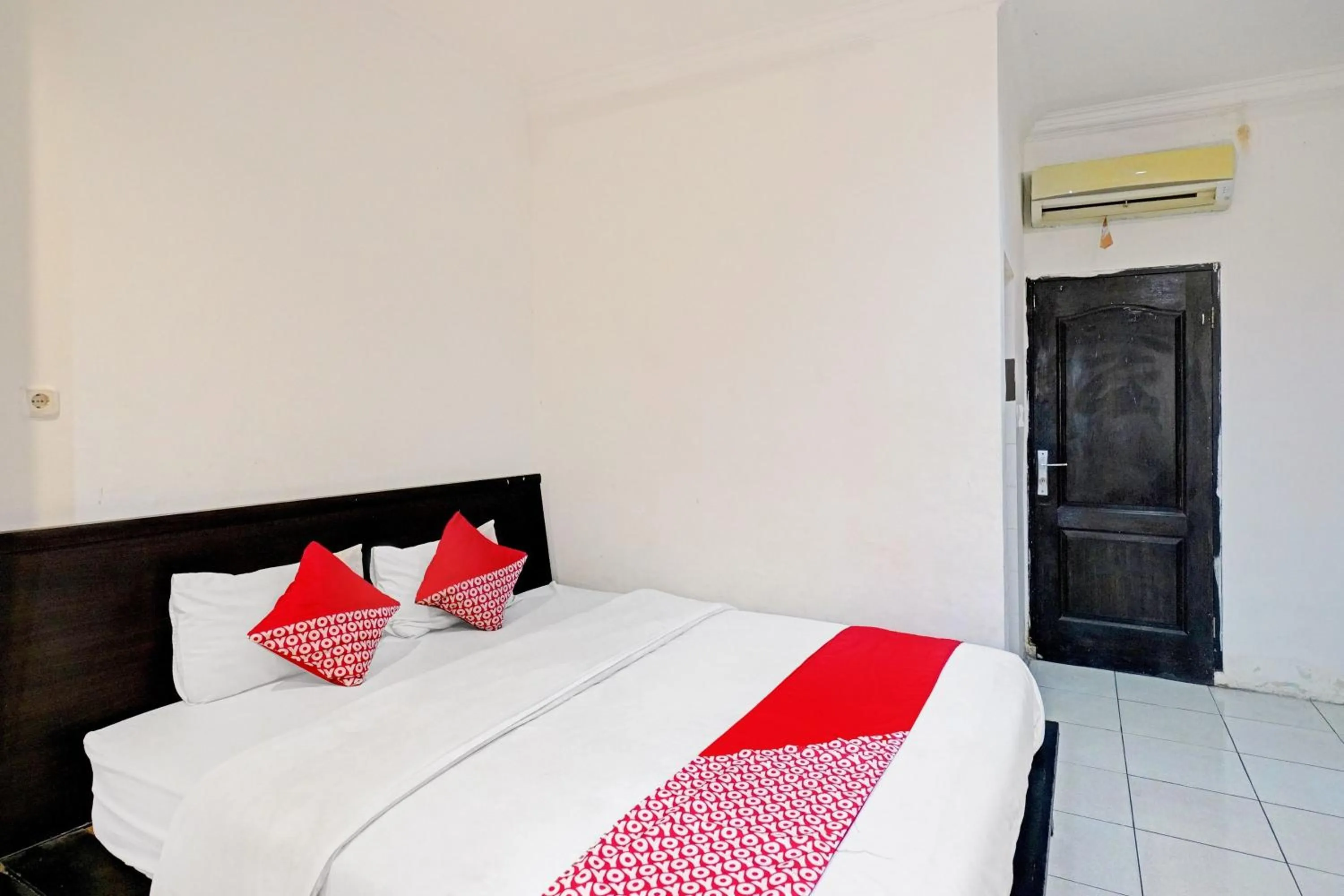 Bedroom, Bed in OYO 90450 Sentra Inn