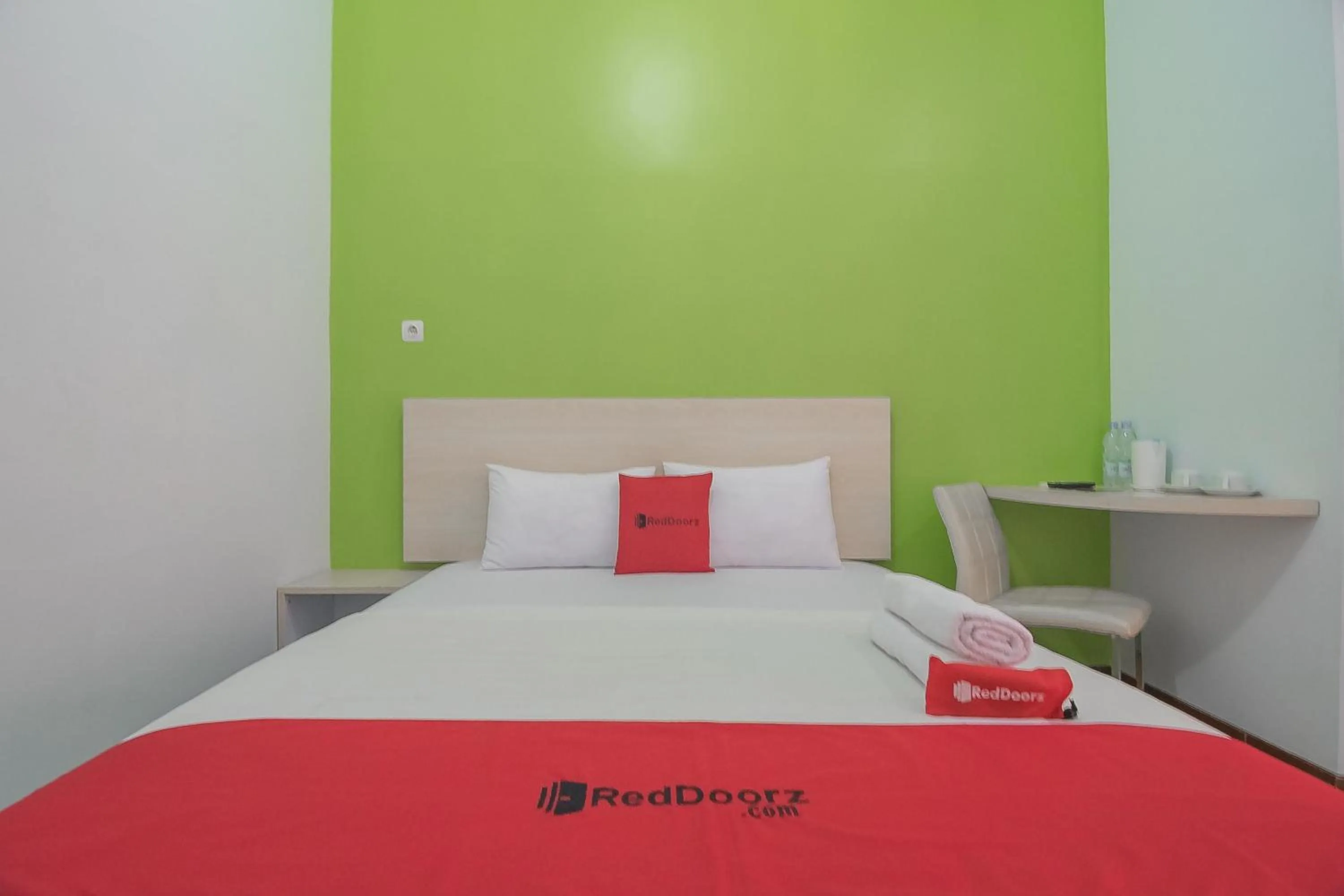 Bedroom, Bed in RedDoorz Plus near Alun Alun Kuningan