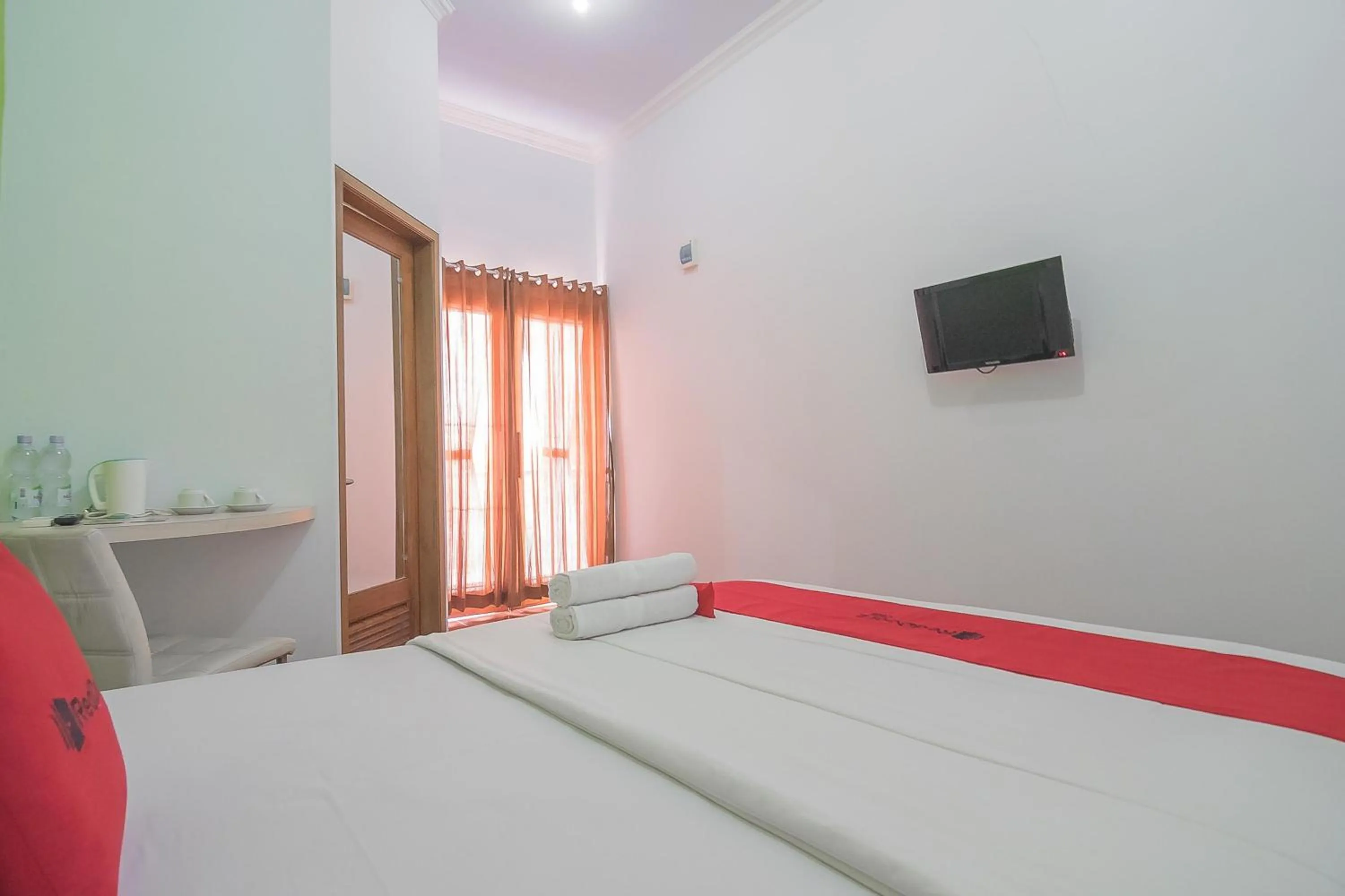Bed in RedDoorz Plus near Alun Alun Kuningan