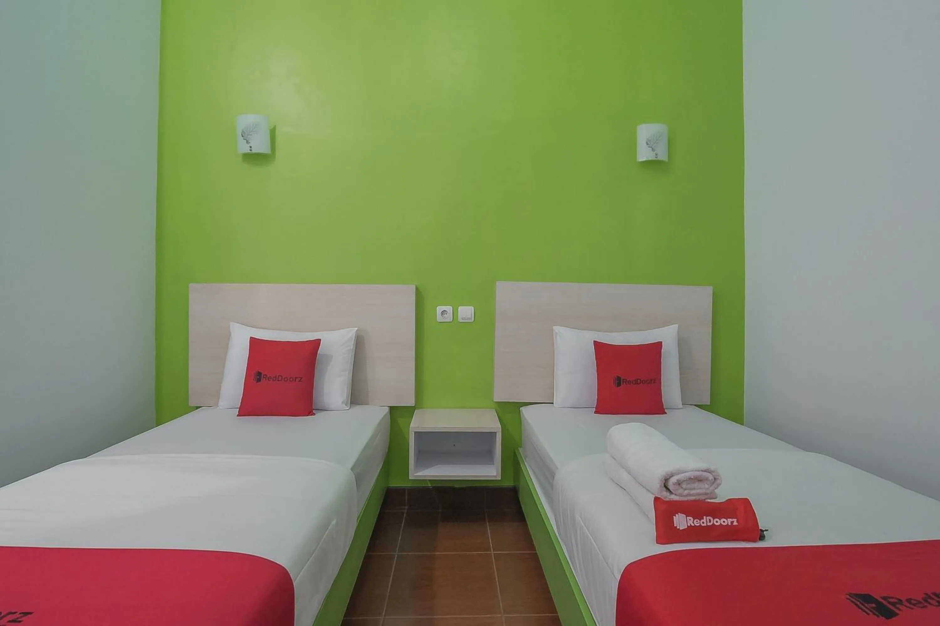 Bedroom, Bed in RedDoorz Plus near Alun Alun Kuningan