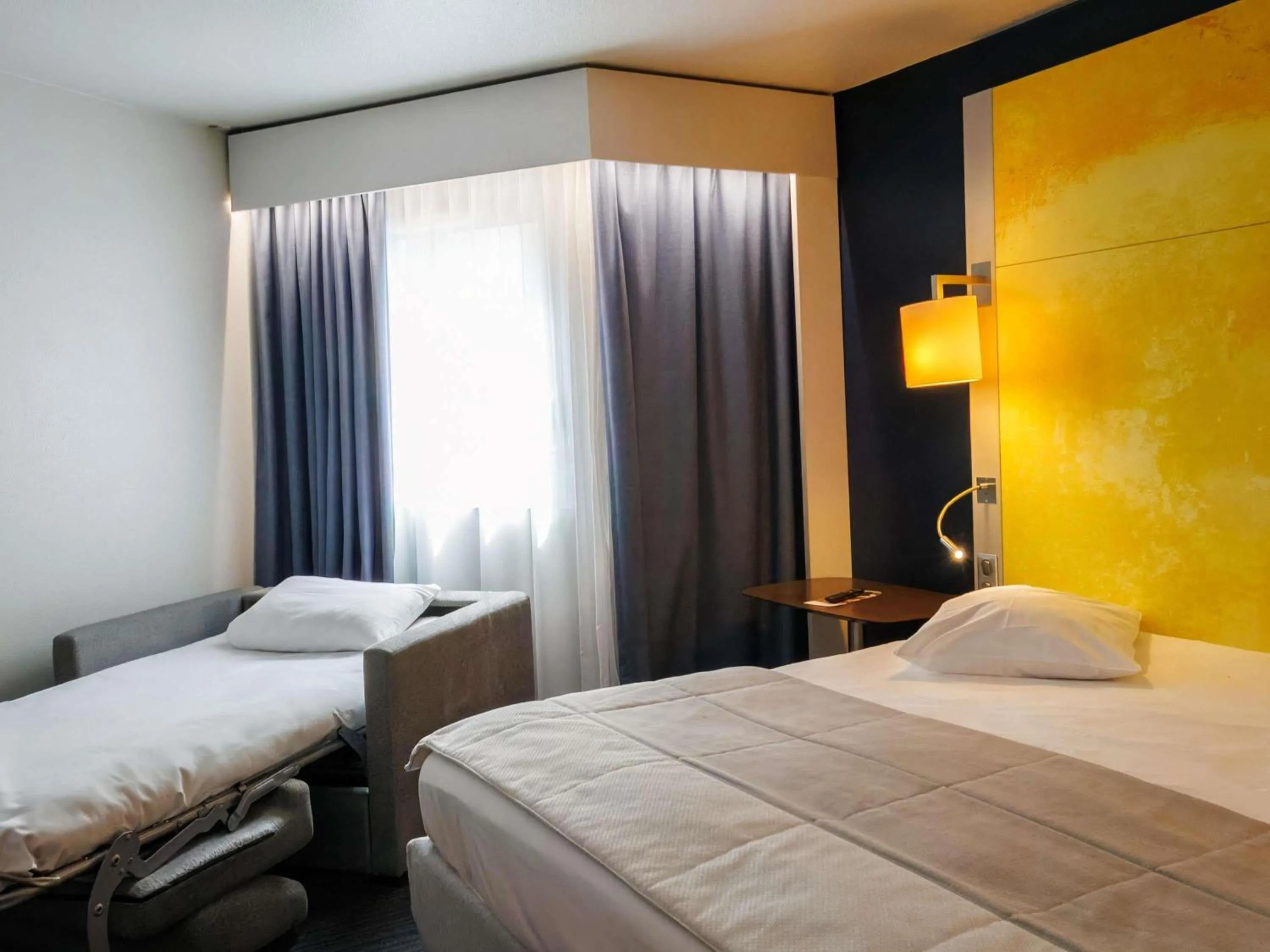 Bedroom, Bed in Mercure Rouen Centre Cathédrale