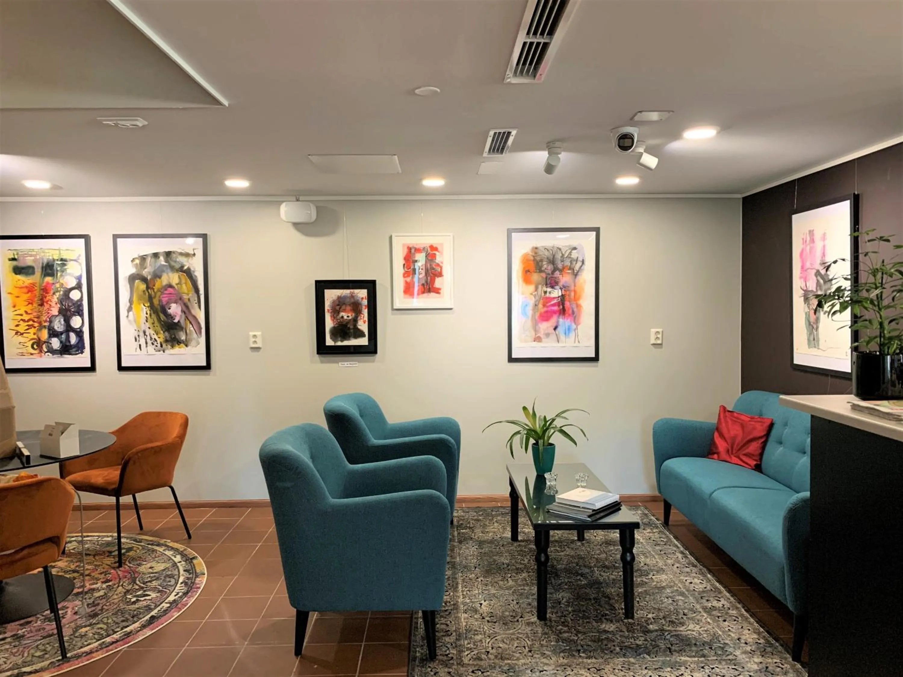 Communal lounge/ TV room in Koto Hotel Pihtipudas