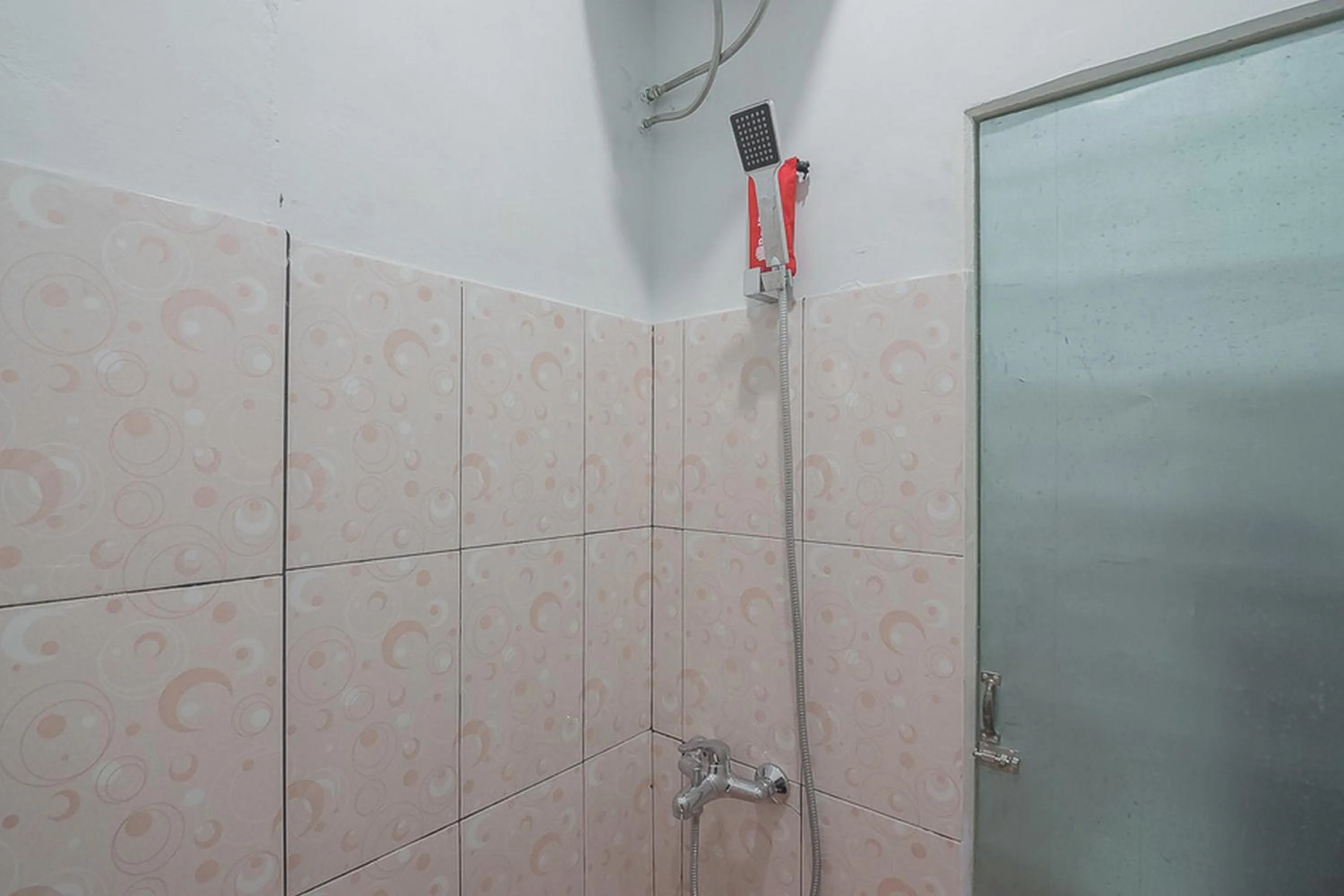 Bathroom in RedDoorz near RSUD Dr Abdul Aziz Singkawang