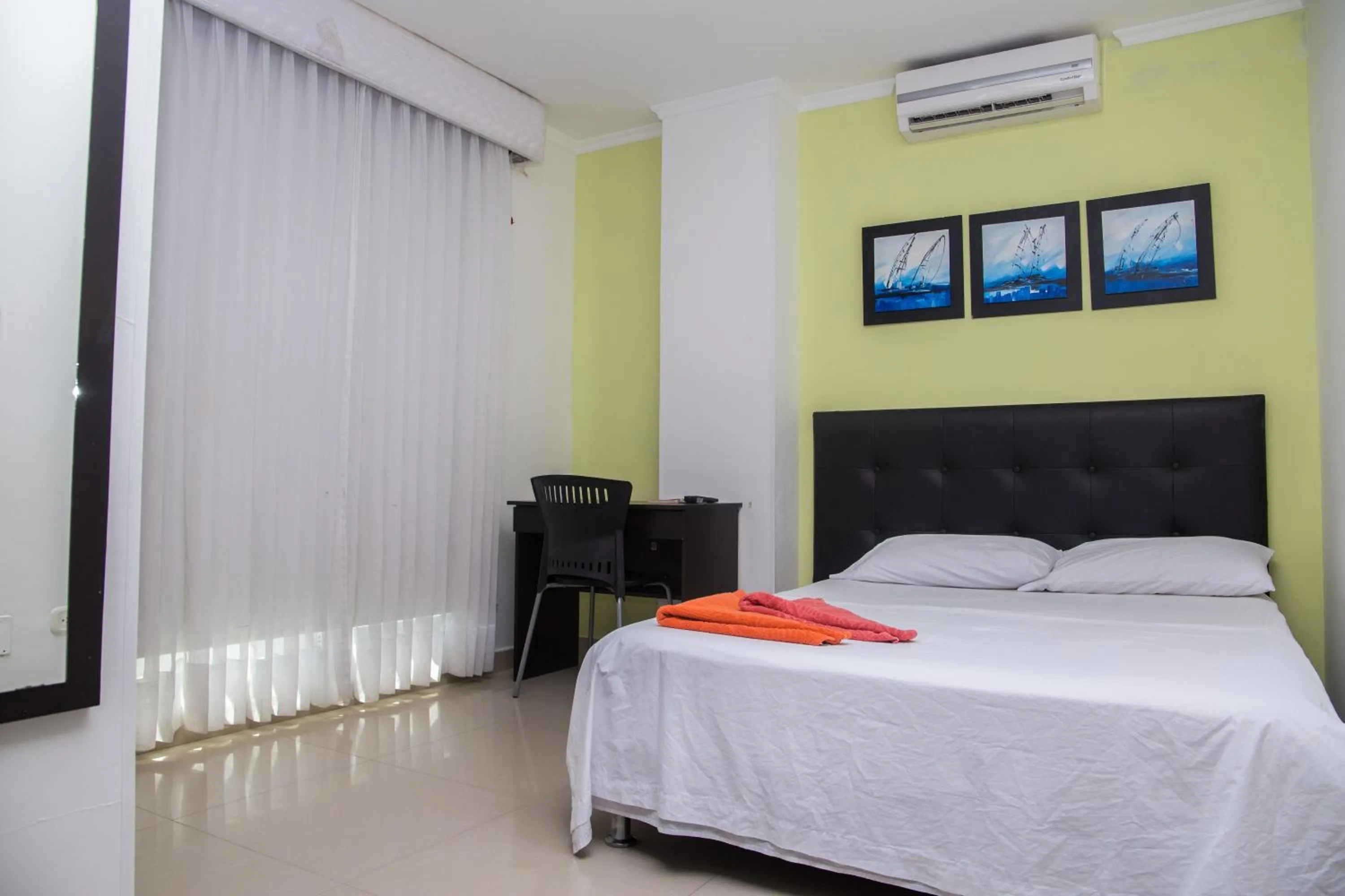 Swimming pool, Bed in Hotel Rodadero Real