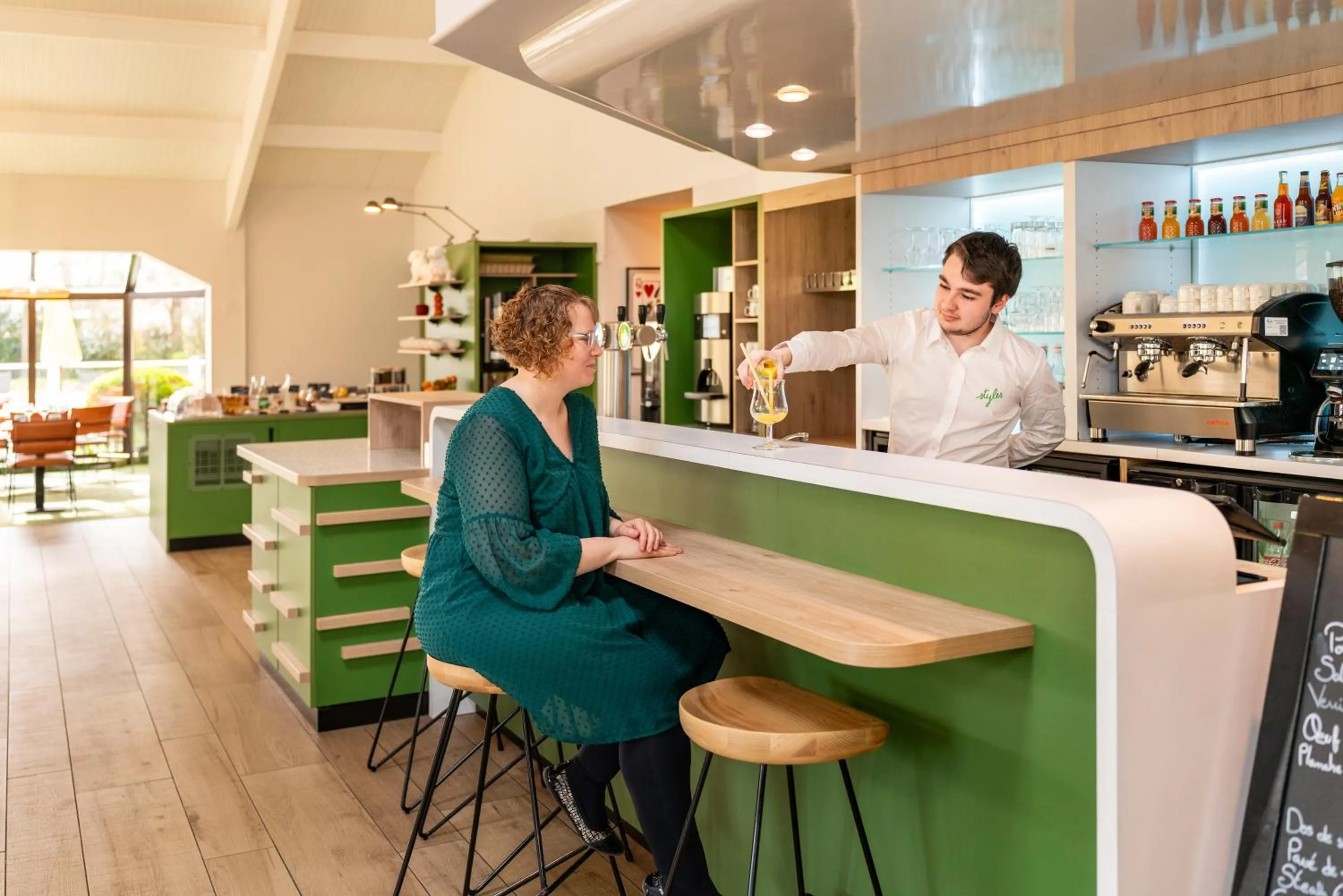 Lounge or bar in Ibis Styles Lisieux Normandie